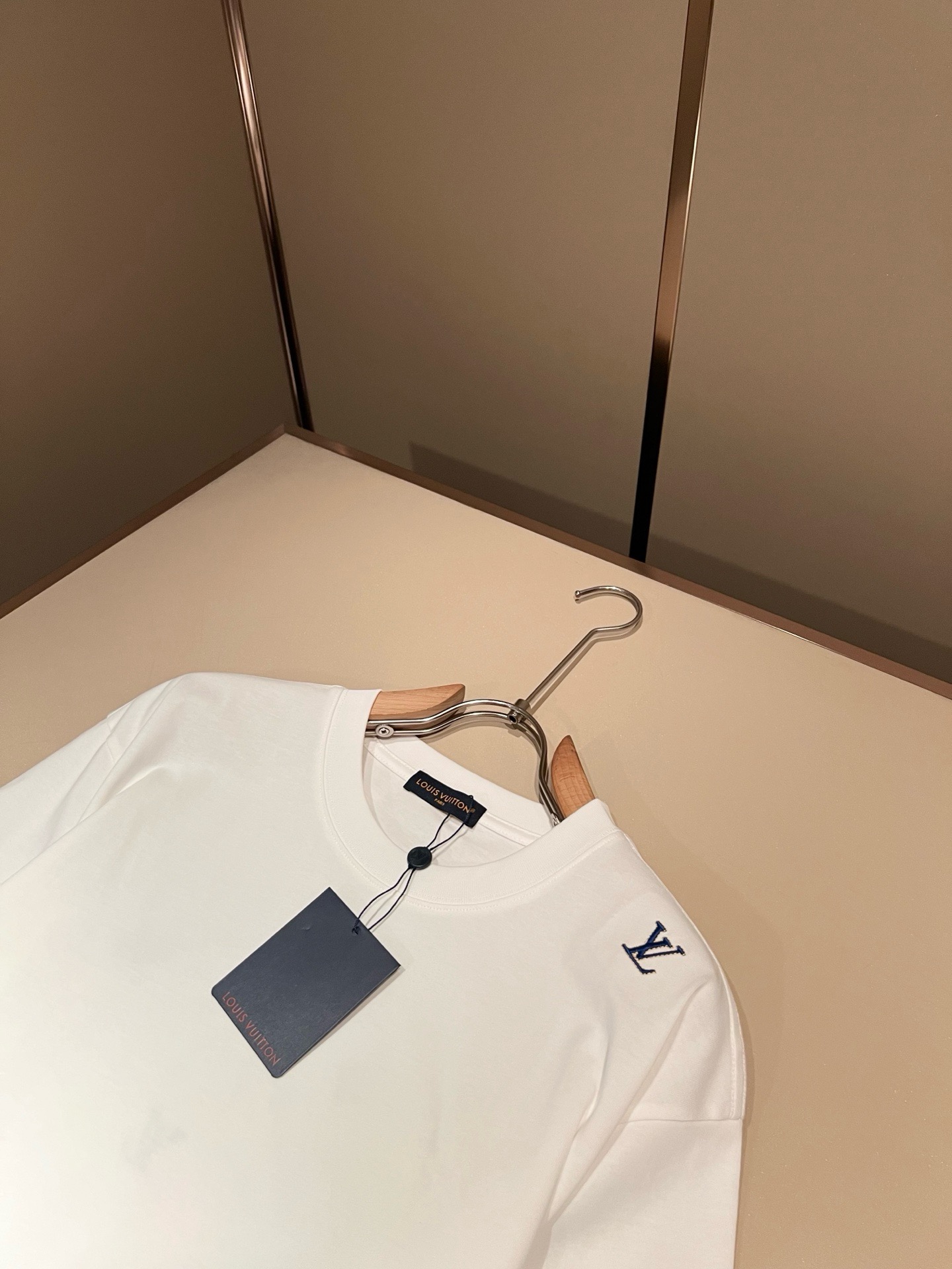 LouisVuitt*路易*登 2026春夏全新系列单品上线，非常时髦前卫的一款男女同款短袖T恤，标识l