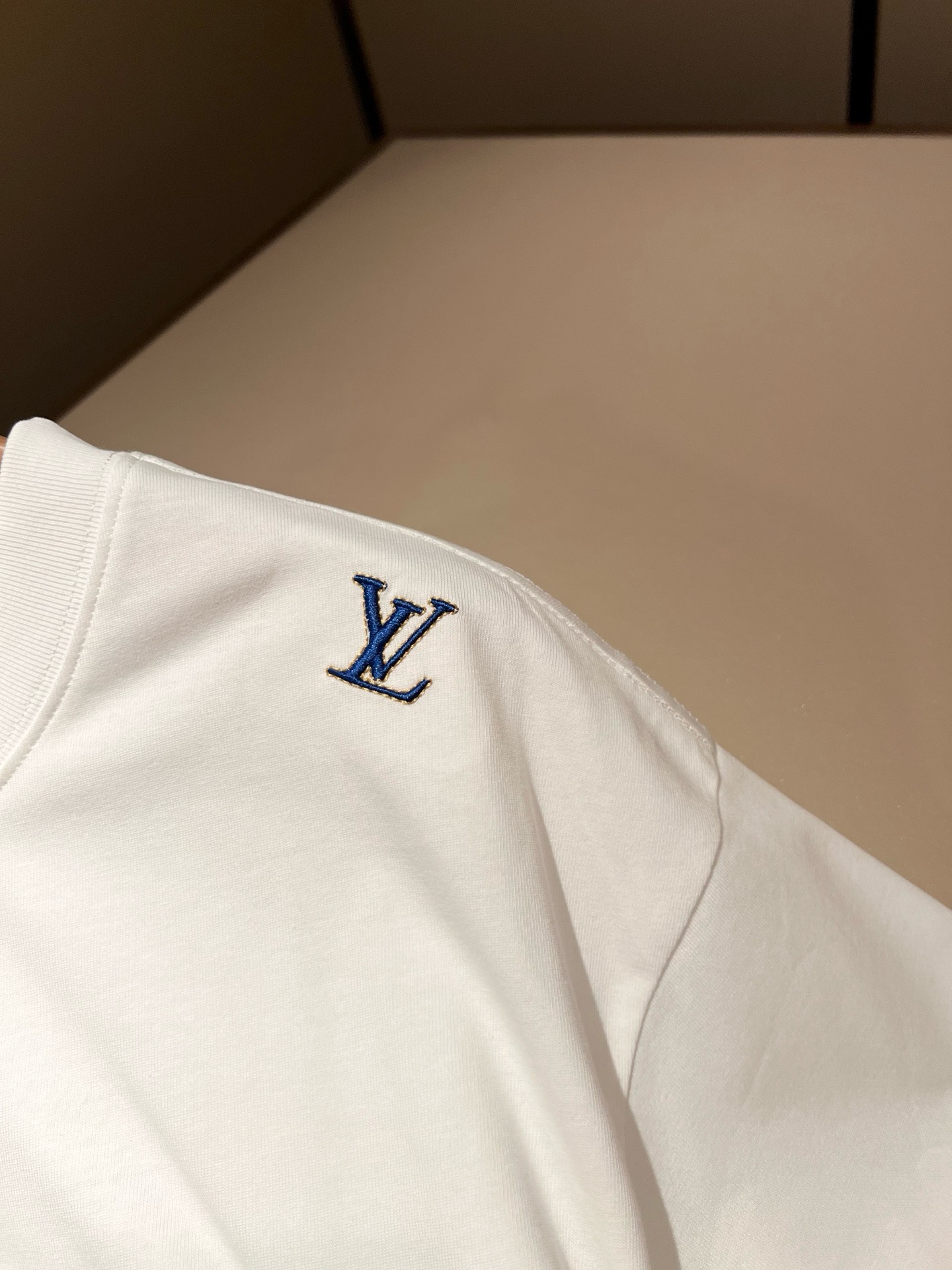 LouisVuitt*路易*登 2026春夏全新系列单品上线，非常时髦前卫的一款男女同款短袖T恤，标识l
