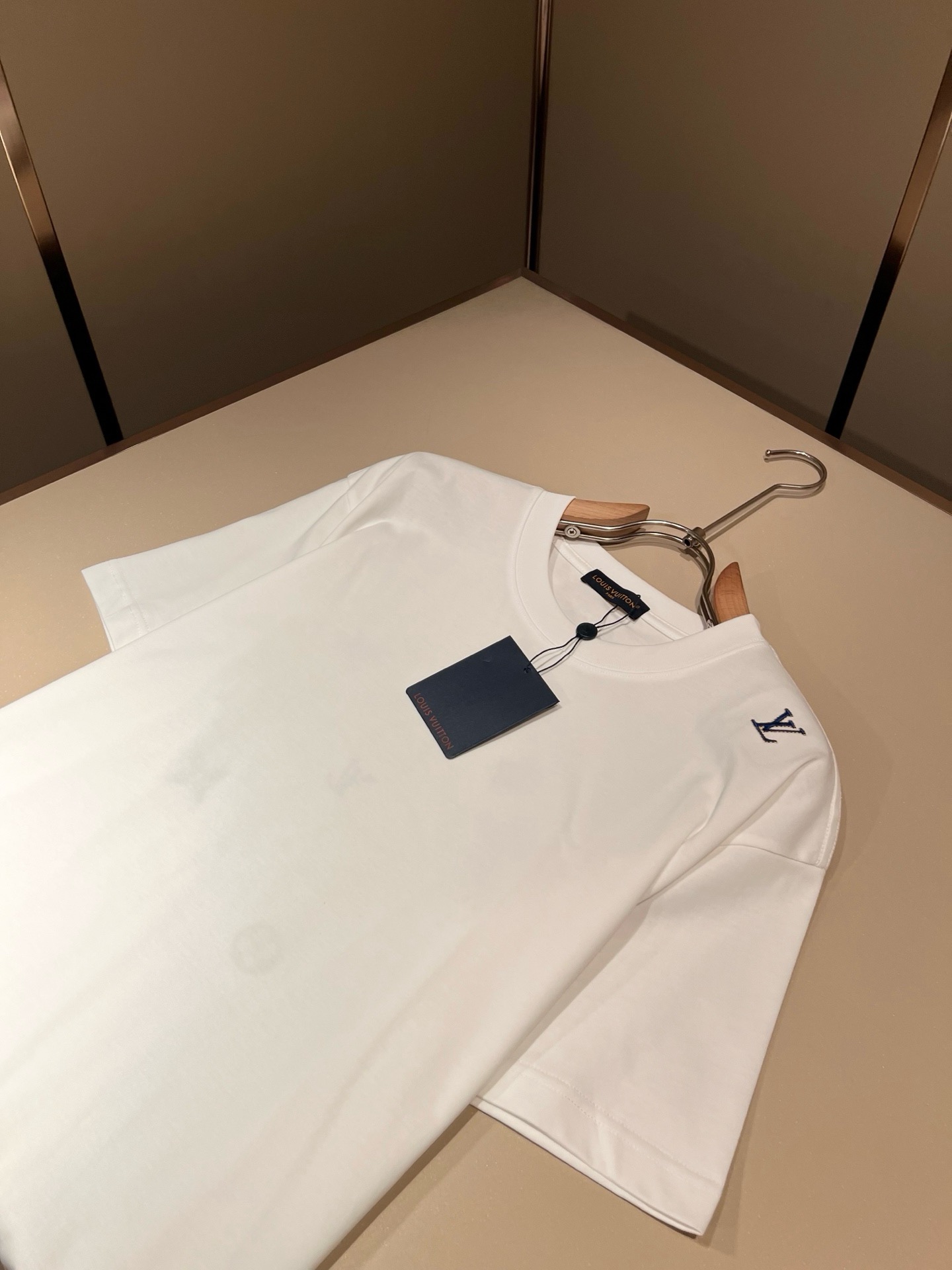 LouisVuitt*路易*登 2026春夏全新系列单品上线，非常时髦前卫的一款男女同款短袖T恤，标识l