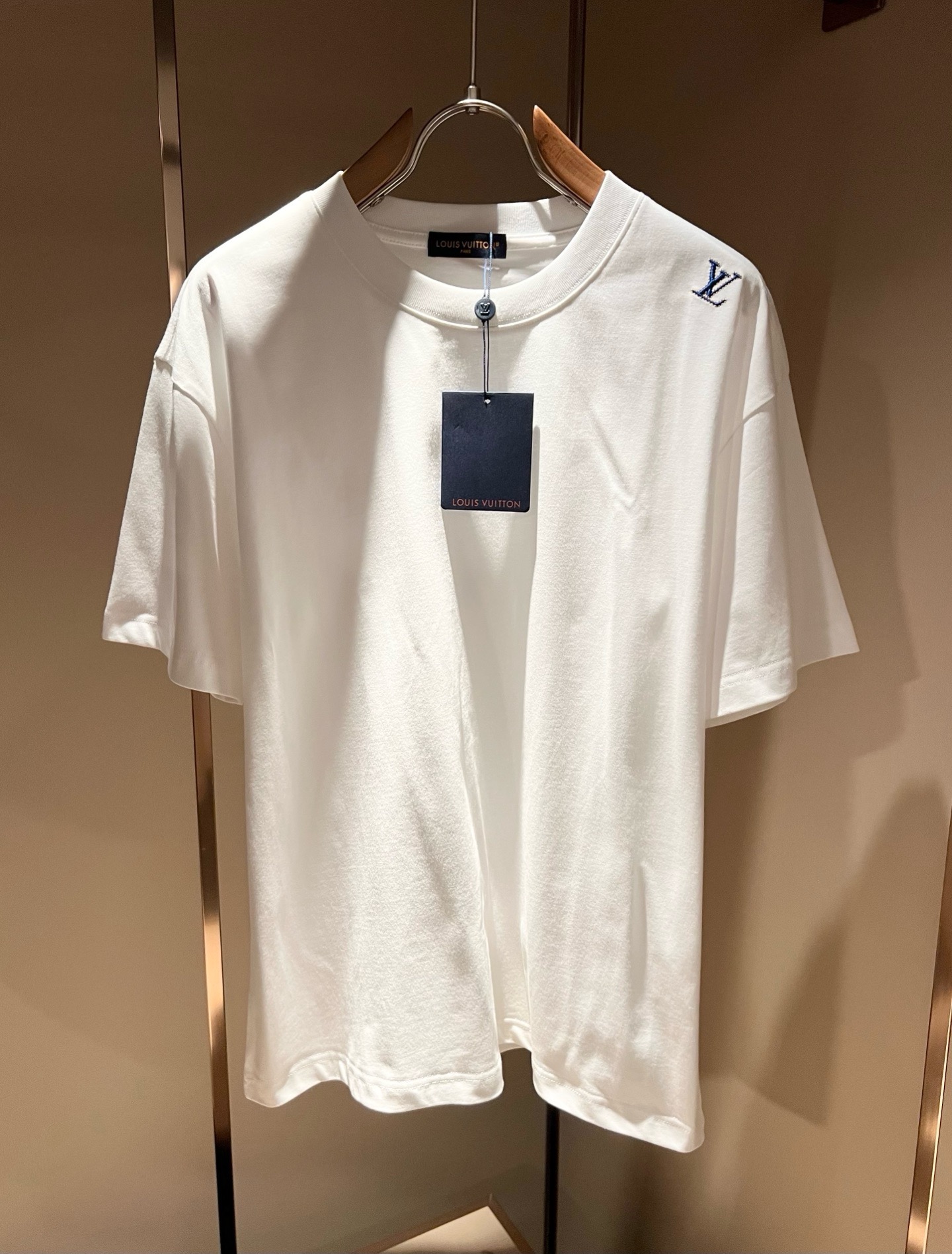 LouisVuitt*路易*登 2026春夏全新系列单品上线，非常时髦前卫的一款男女同款短袖T恤，标识l