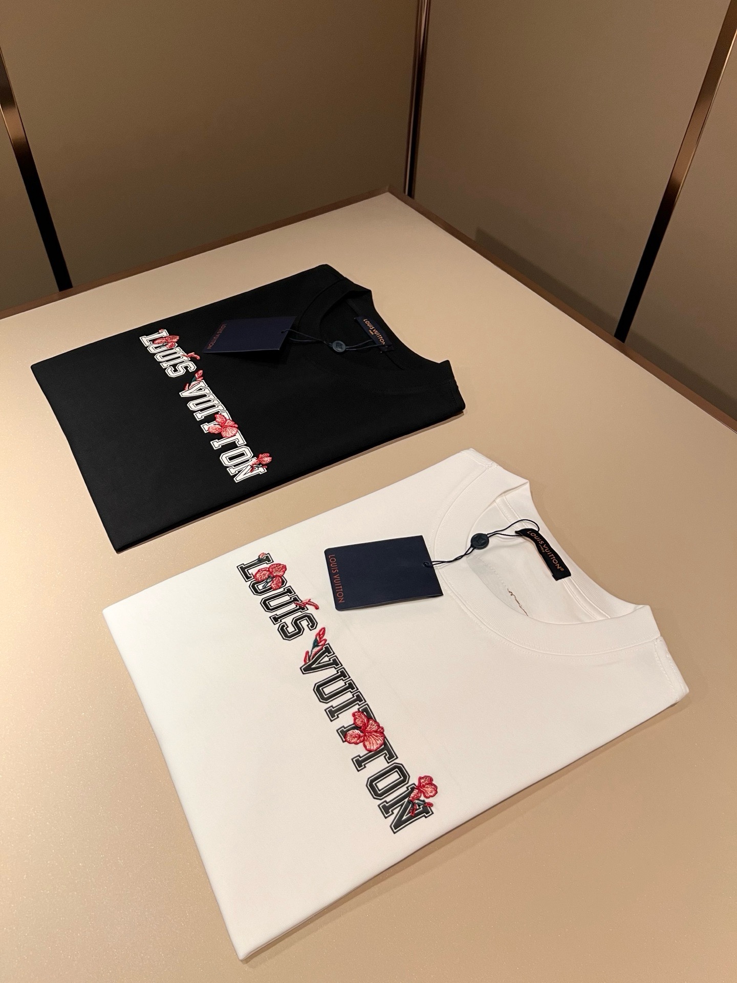 LouisVuitt*路易*登 2026春夏全新系列单品上线，非常时髦前卫的一款男女同款短袖T恤，标识l