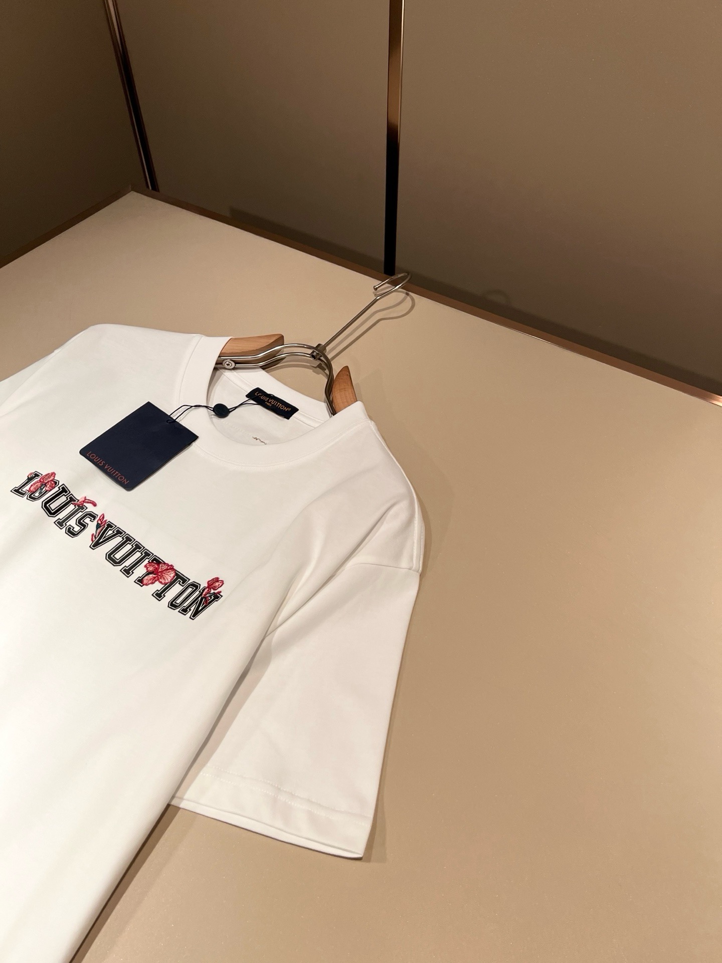 LouisVuitt*路易*登 2026春夏全新系列单品上线，非常时髦前卫的一款男女同款短袖T恤，标识l