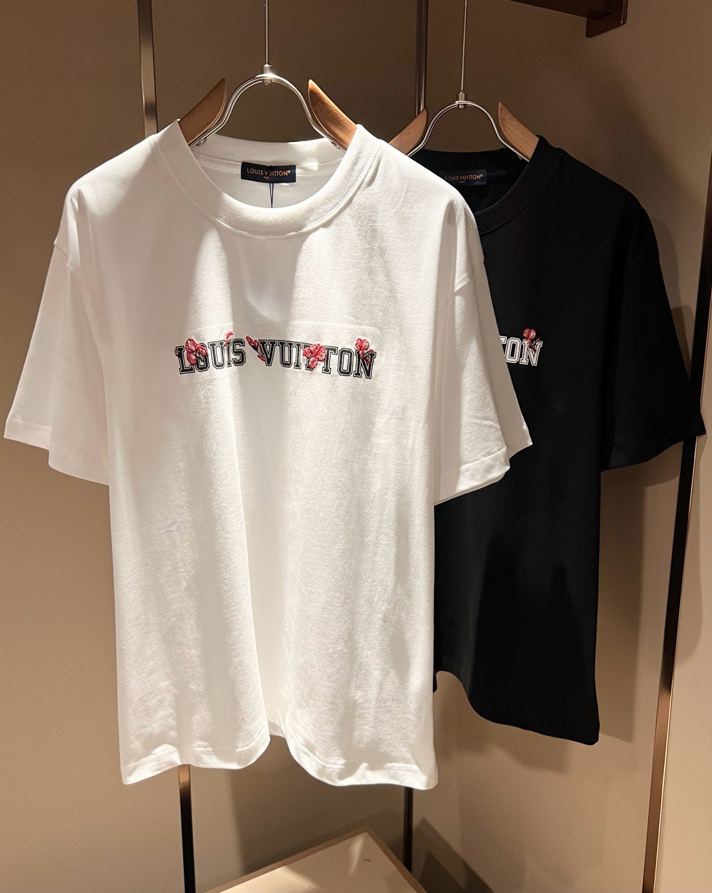 LouisVuitt*路易*登 2026春夏全新系列单品上线，非常时髦前卫的一款男女同款短袖T恤，标识l