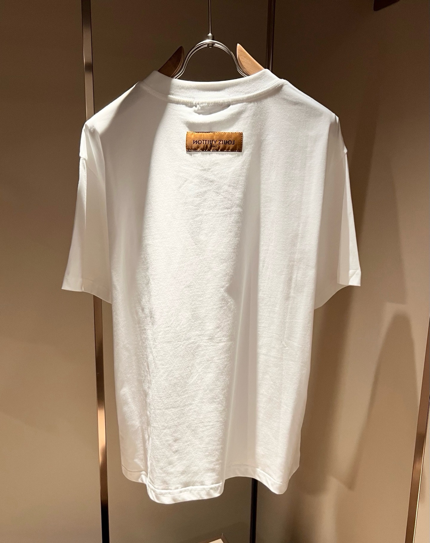 LouisVuitt*路易*登 2026春夏全新系列单品上线，非常时髦前卫的一款男女同款短袖T恤，标识l
