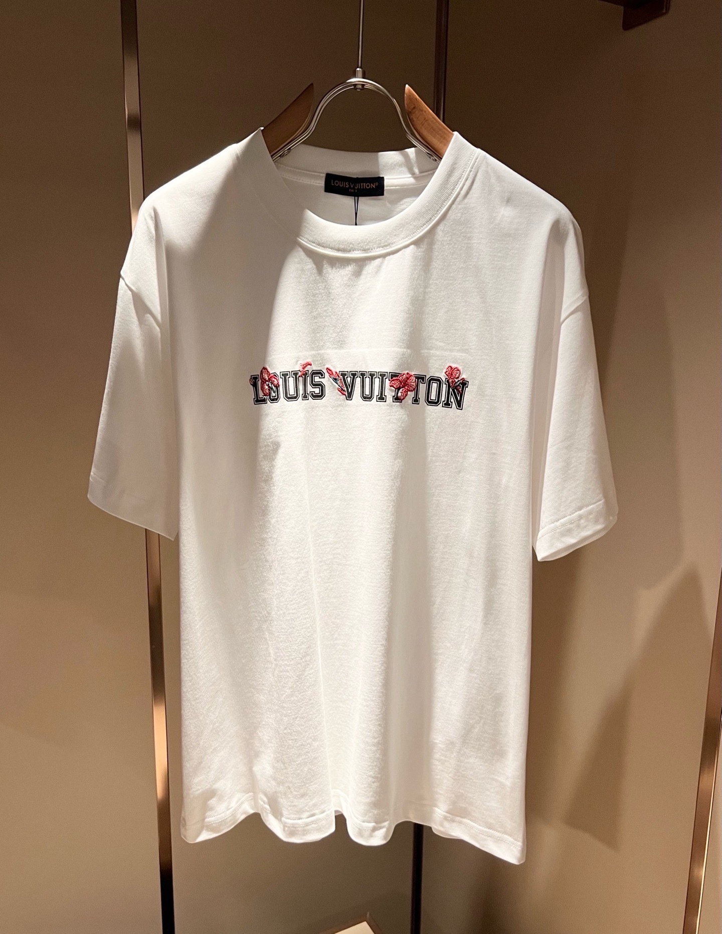 LouisVuitt*路易*登 2026春夏全新系列单品上线，非常时髦前卫的一款男女同款短袖T恤，标识l