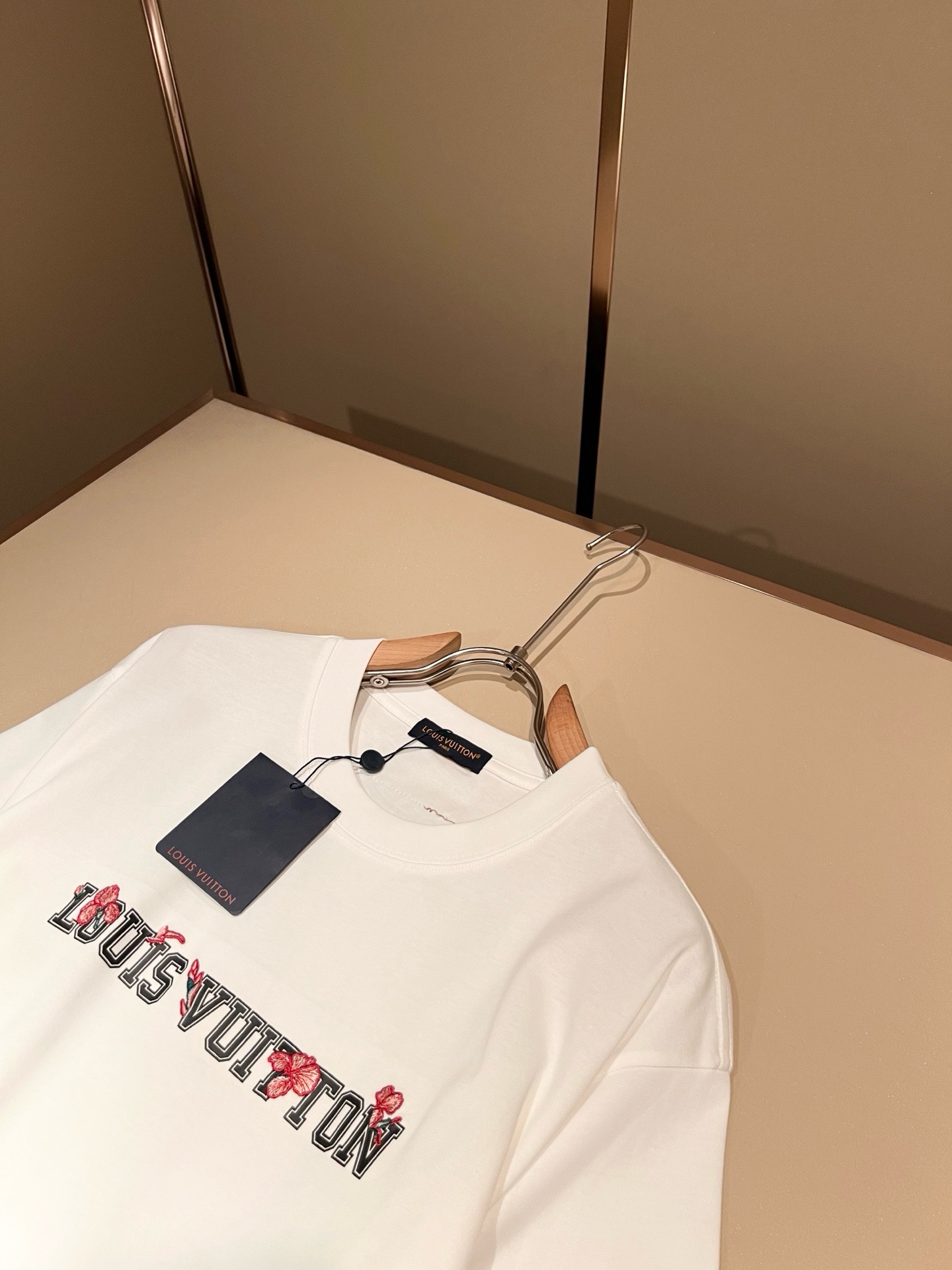 LouisVuitt*路易*登 2026春夏全新系列单品上线，非常时髦前卫的一款男女同款短袖T恤，标识l