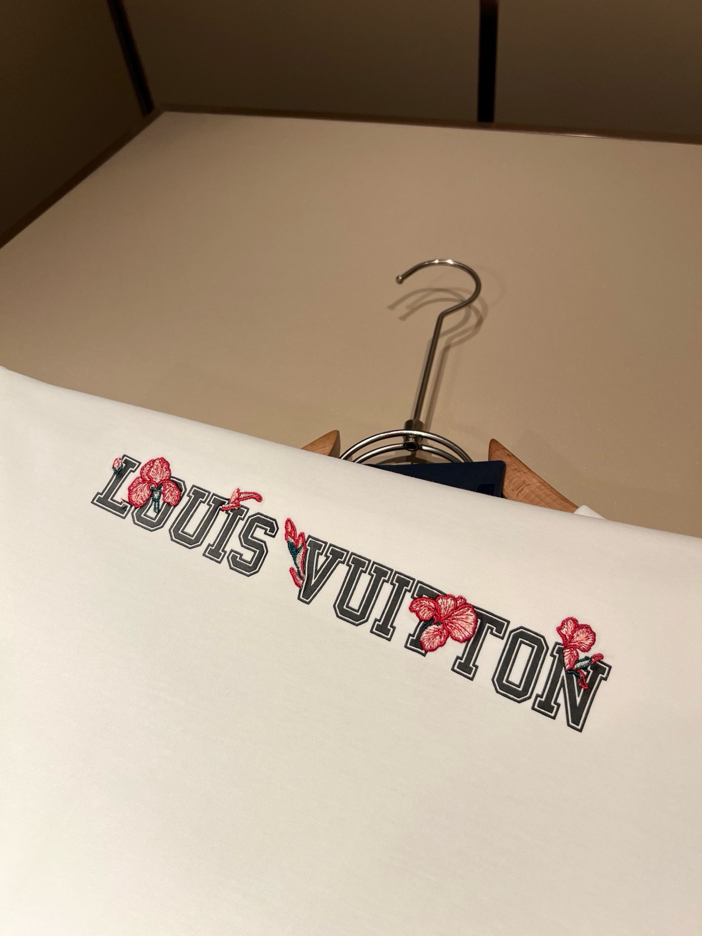LouisVuitt*路易*登 2026春夏全新系列单品上线，非常时髦前卫的一款男女同款短袖T恤，标识l