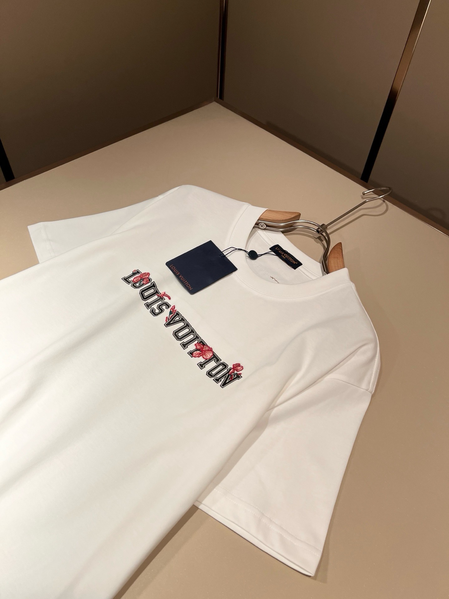 LouisVuitt*路易*登 2026春夏全新系列单品上线，非常时髦前卫的一款男女同款短袖T恤，标识l