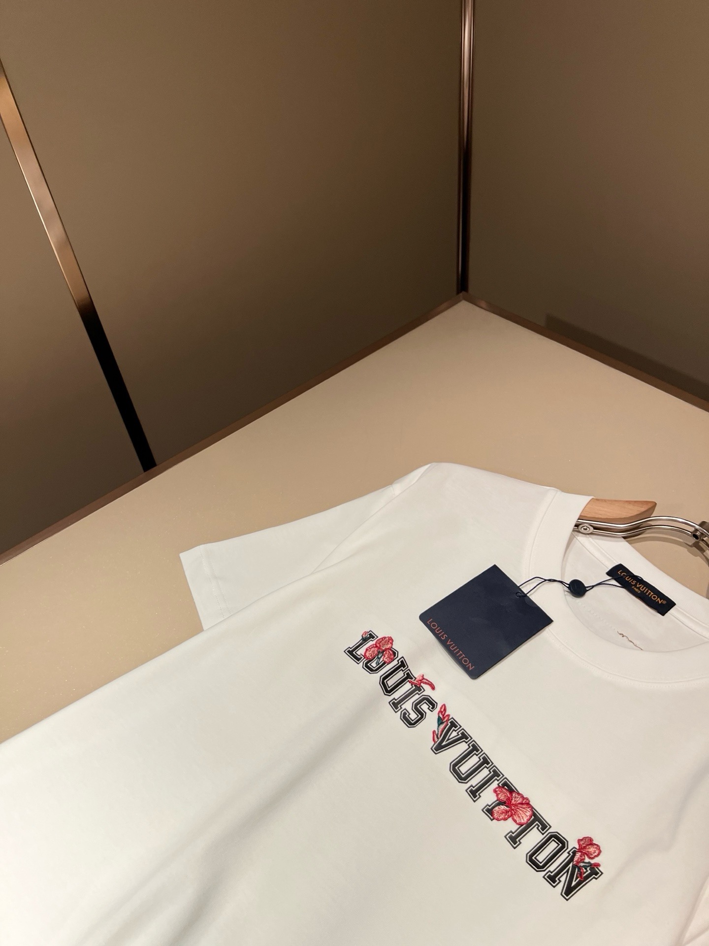 LouisVuitt*路易*登 2026春夏全新系列单品上线，非常时髦前卫的一款男女同款短袖T恤，标识l