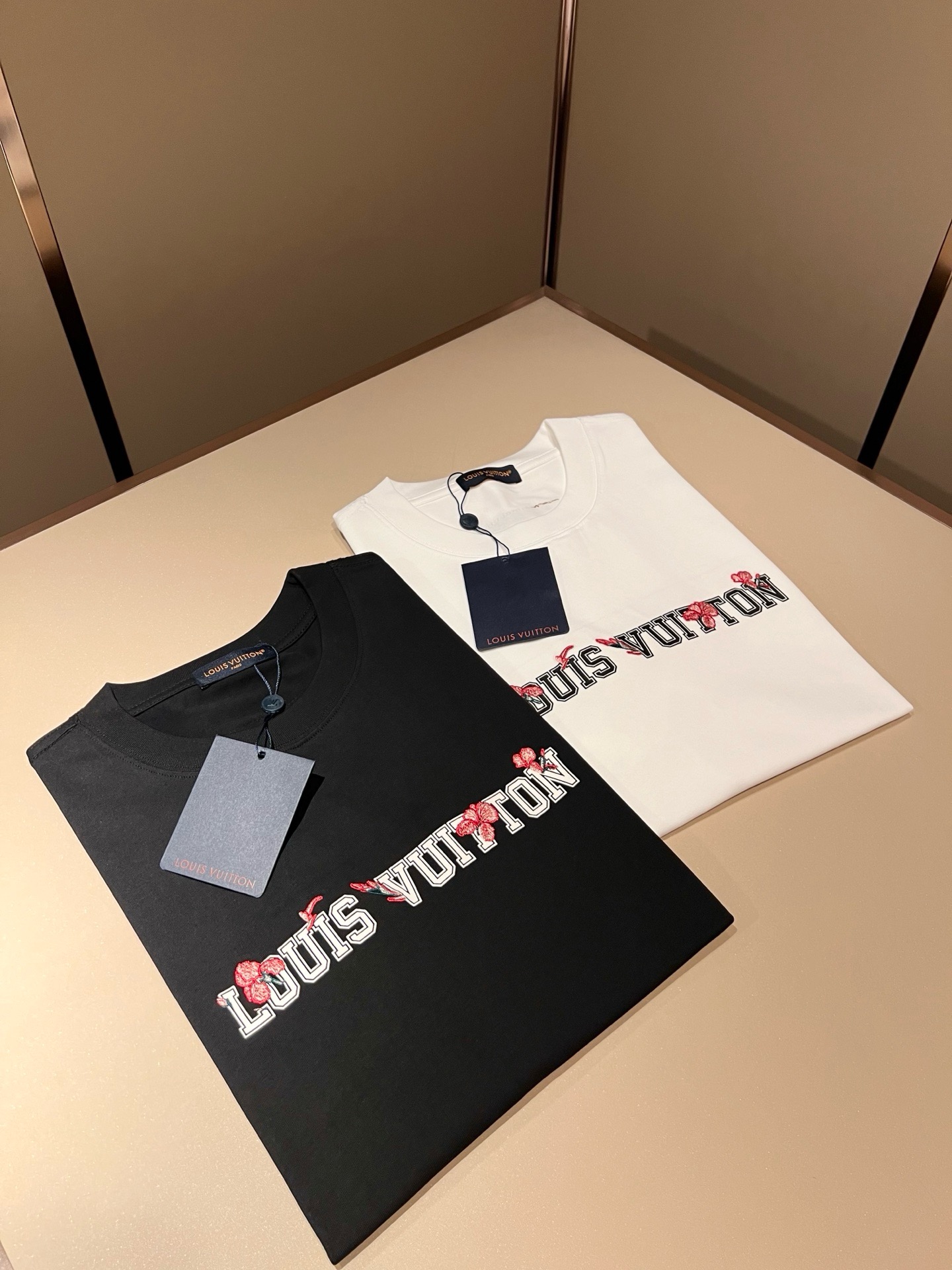 LouisVuitt*路易*登 2026春夏全新系列单品上线，非常时髦前卫的一款男女同款短袖T恤，标识l