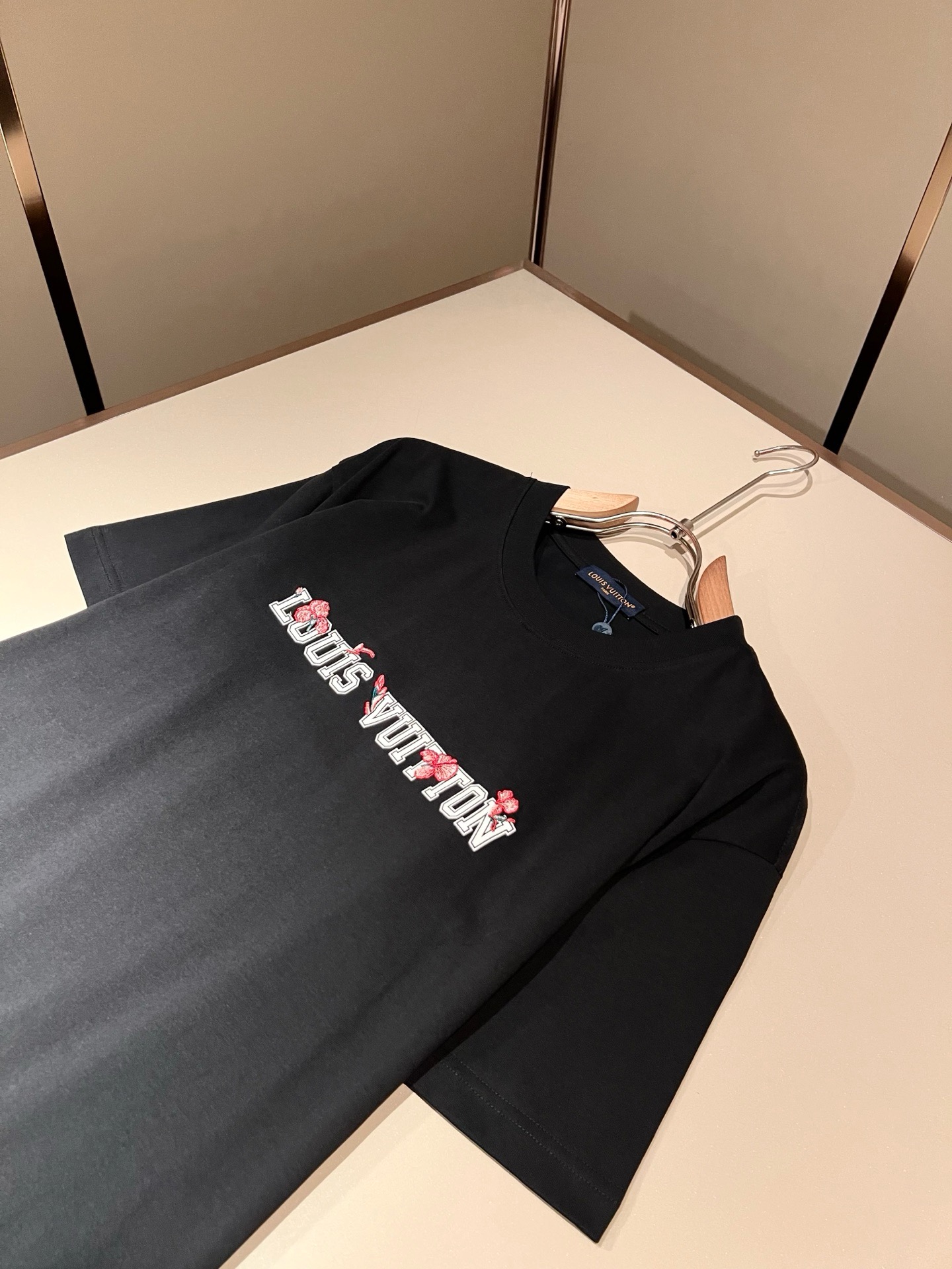 LouisVuitt*路易*登 2026春夏全新系列单品上线，非常时髦前卫的一款男女同款短袖T恤，标识l