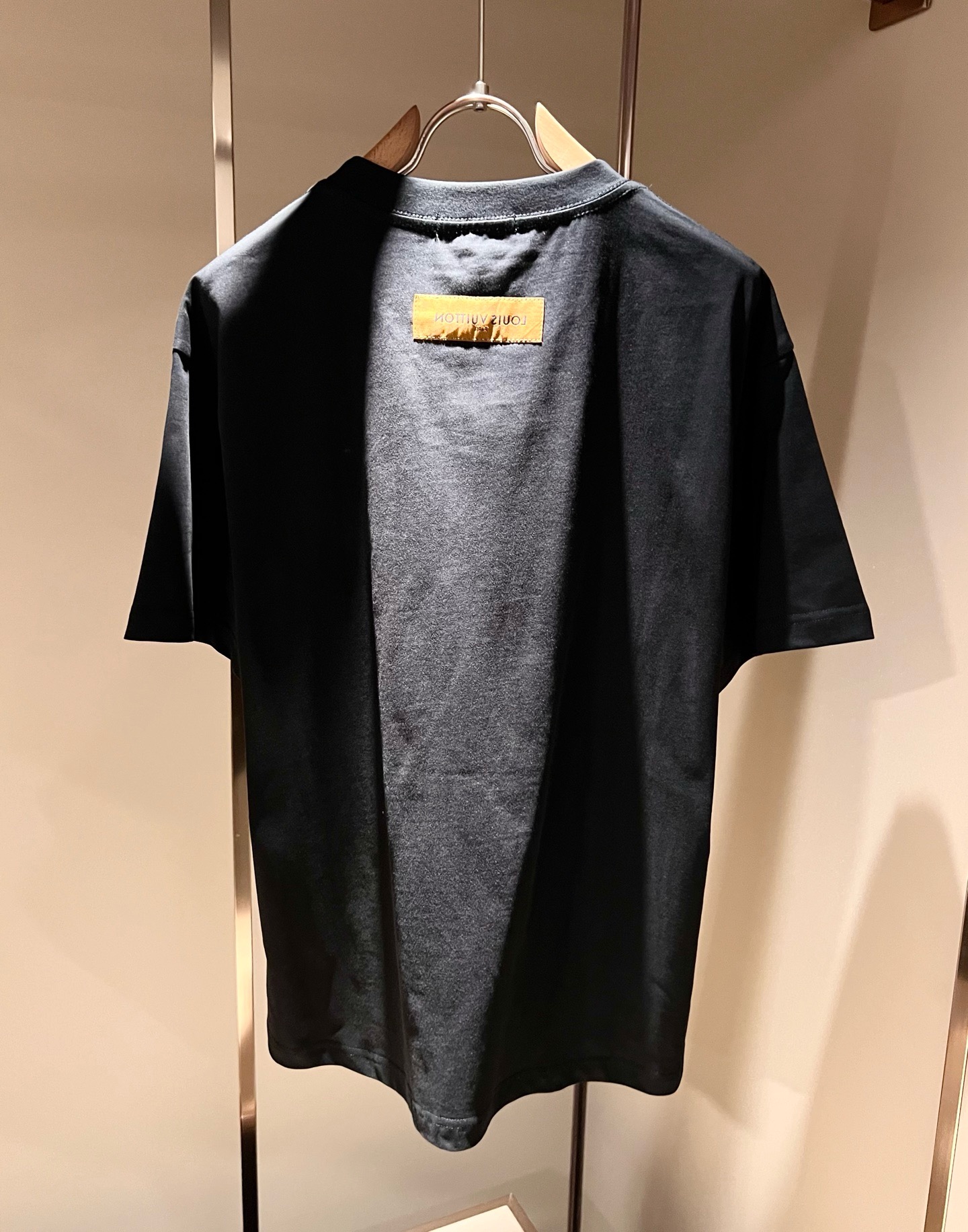 LouisVuitt*路易*登 2026春夏全新系列单品上线，非常时髦前卫的一款男女同款短袖T恤，标识l