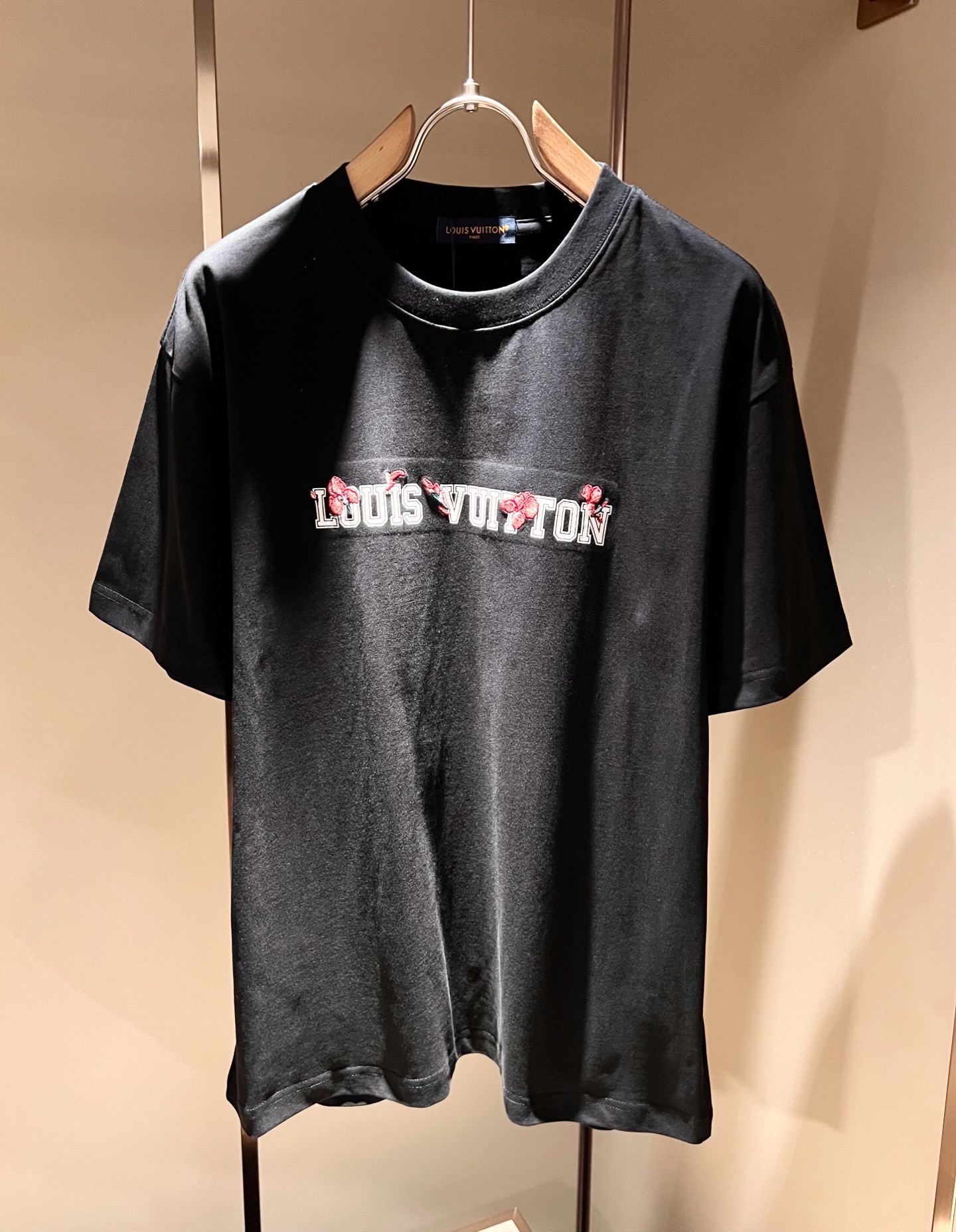 LouisVuitt*路易*登 2026春夏全新系列单品上线，非常时髦前卫的一款男女同款短袖T恤，标识l