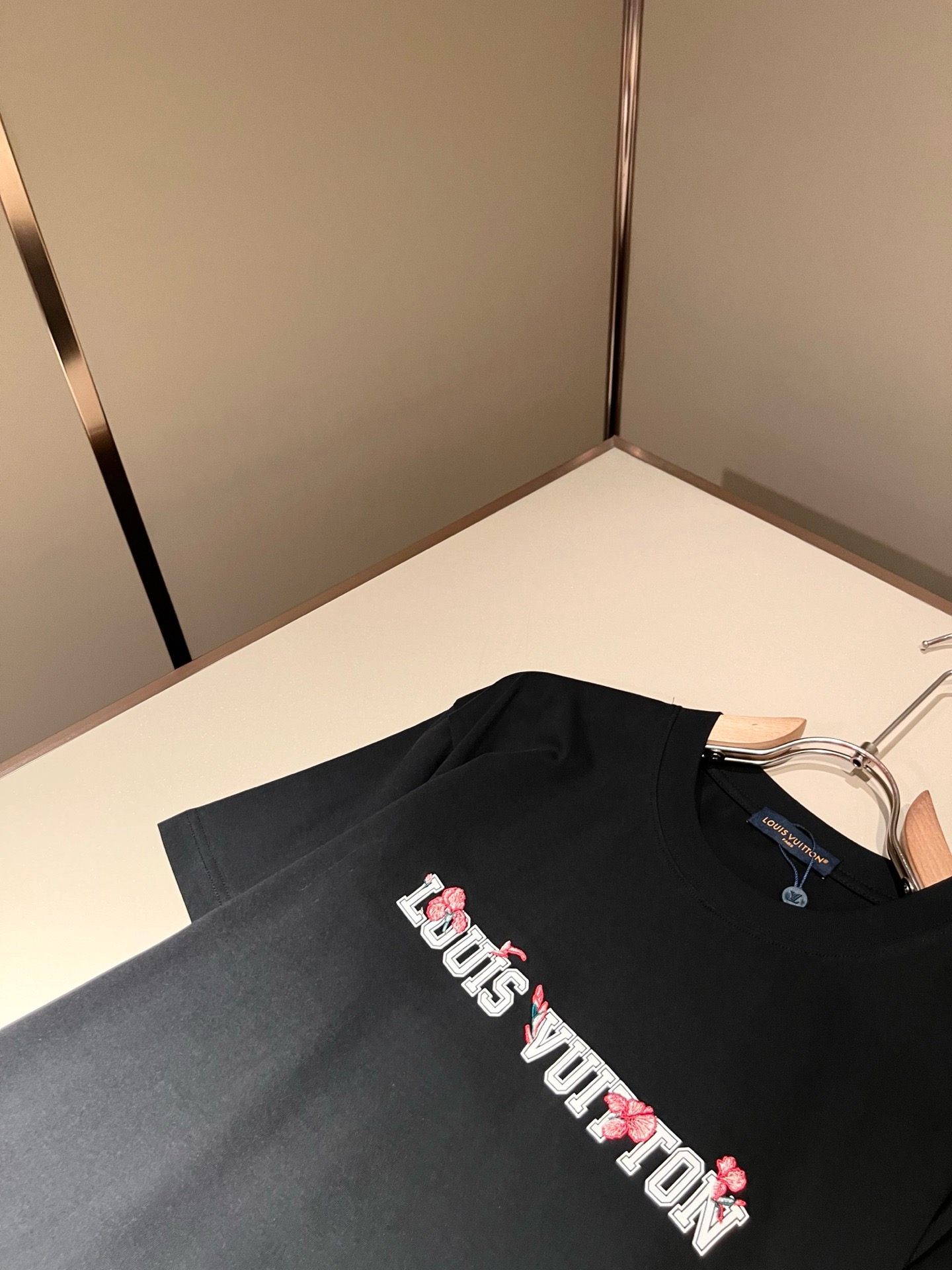LouisVuitt*路易*登 2026春夏全新系列单品上线，非常时髦前卫的一款男女同款短袖T恤，标识l