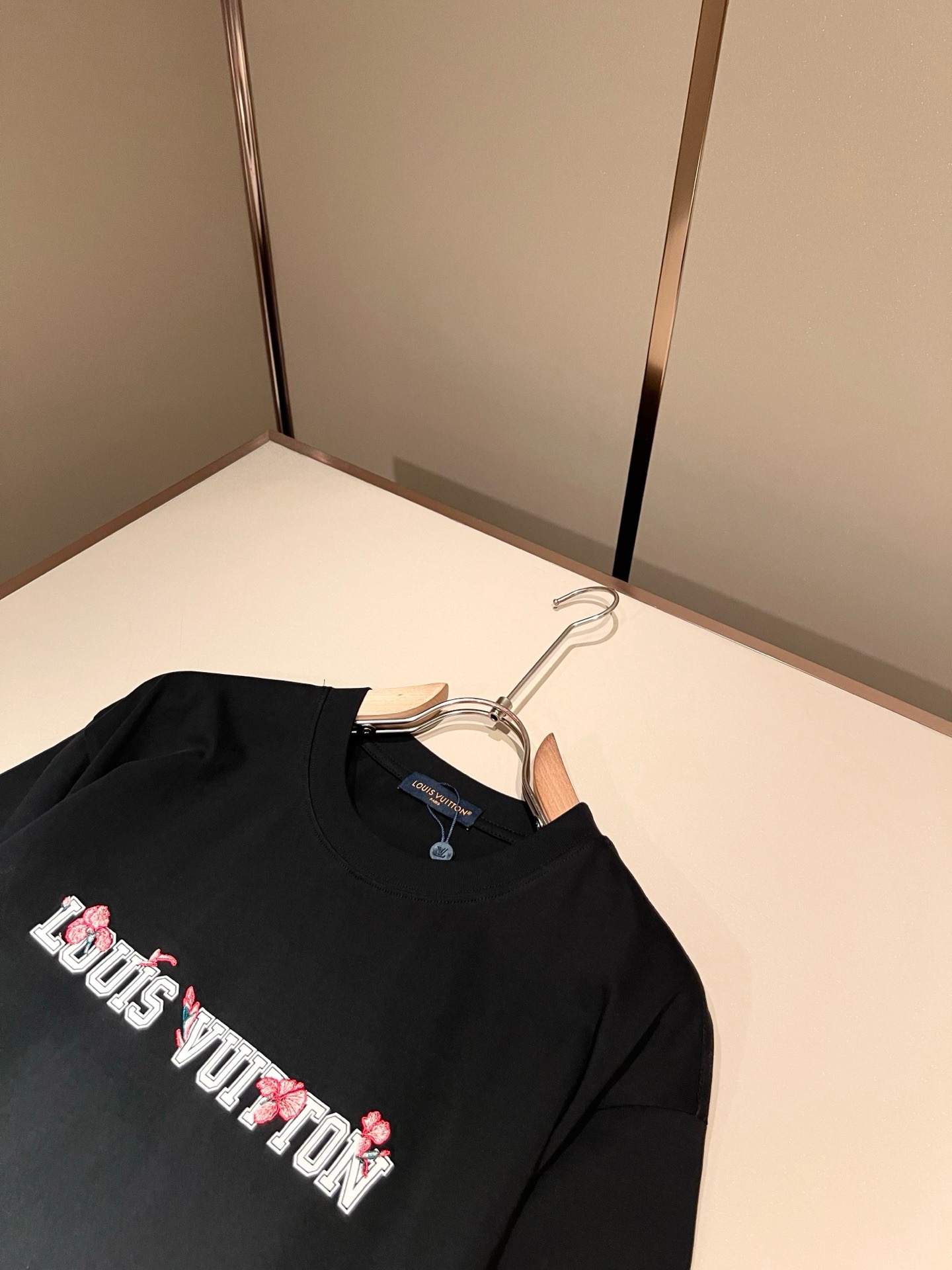 LouisVuitt*路易*登 2026春夏全新系列单品上线，非常时髦前卫的一款男女同款短袖T恤，标识l