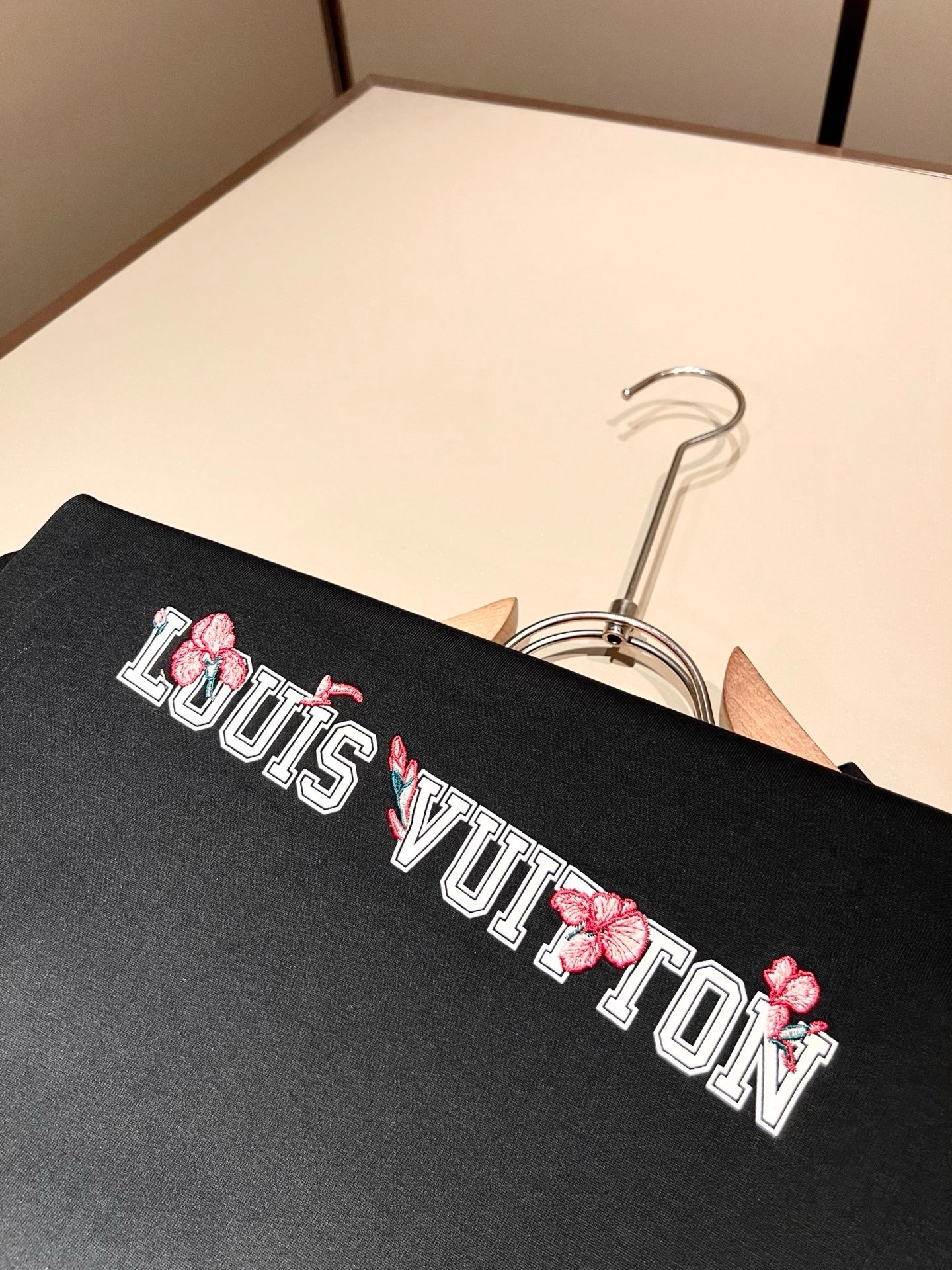 LouisVuitt*路易*登 2026春夏全新系列单品上线，非常时髦前卫的一款男女同款短袖T恤，标识l