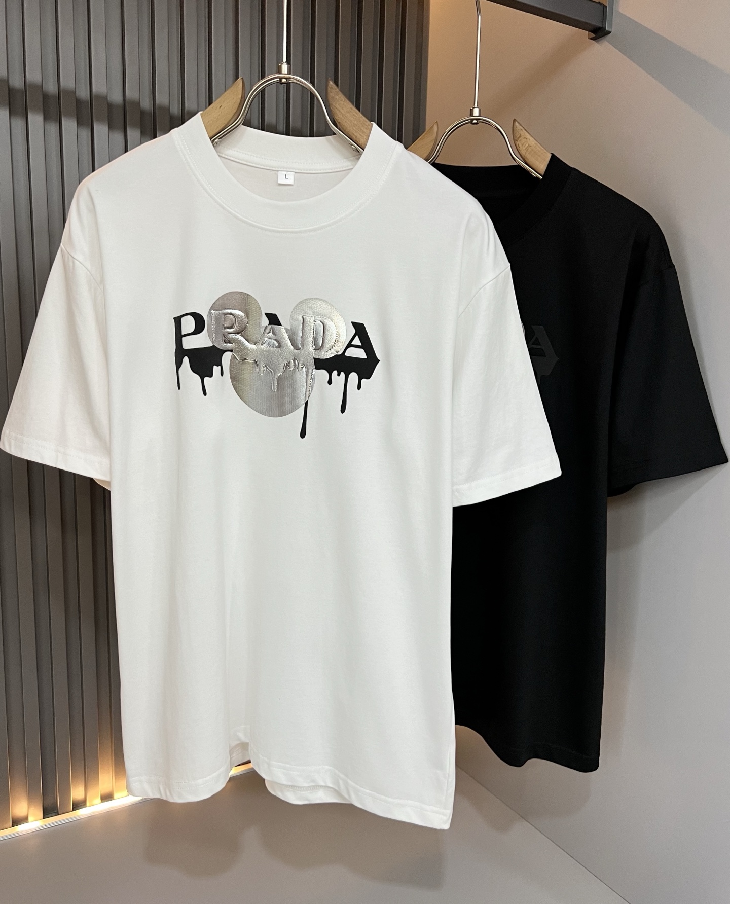 PRAD*A普*达2026春夏新款男女同款👫短袖T恤，最新款全网独家首上！！~既经典有时尚百搭，谁不爱啊