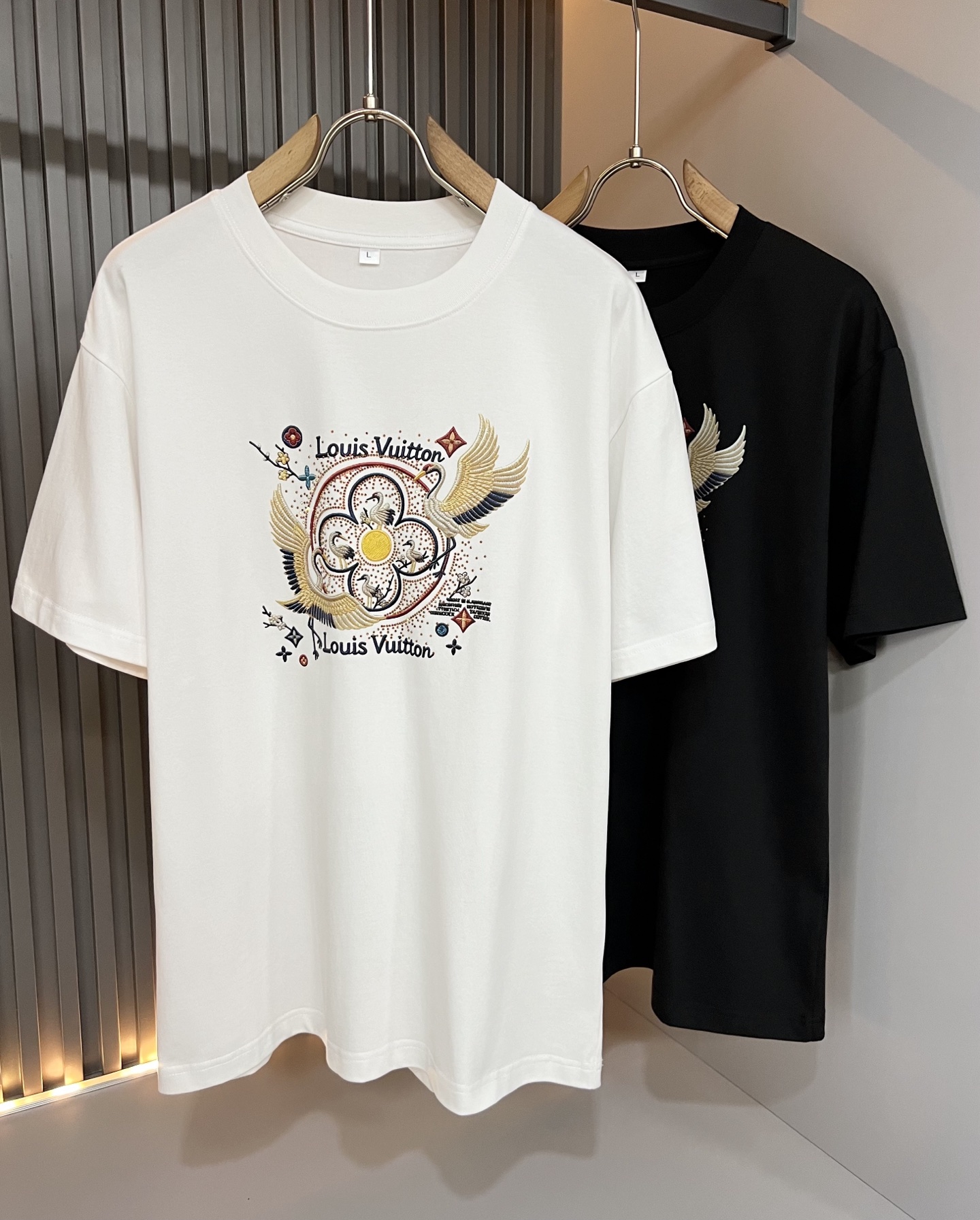 LouisVuitt*路易*登 2026春夏全新系列单品上线，非常时髦前卫的一款男女同款短袖T恤，标识l