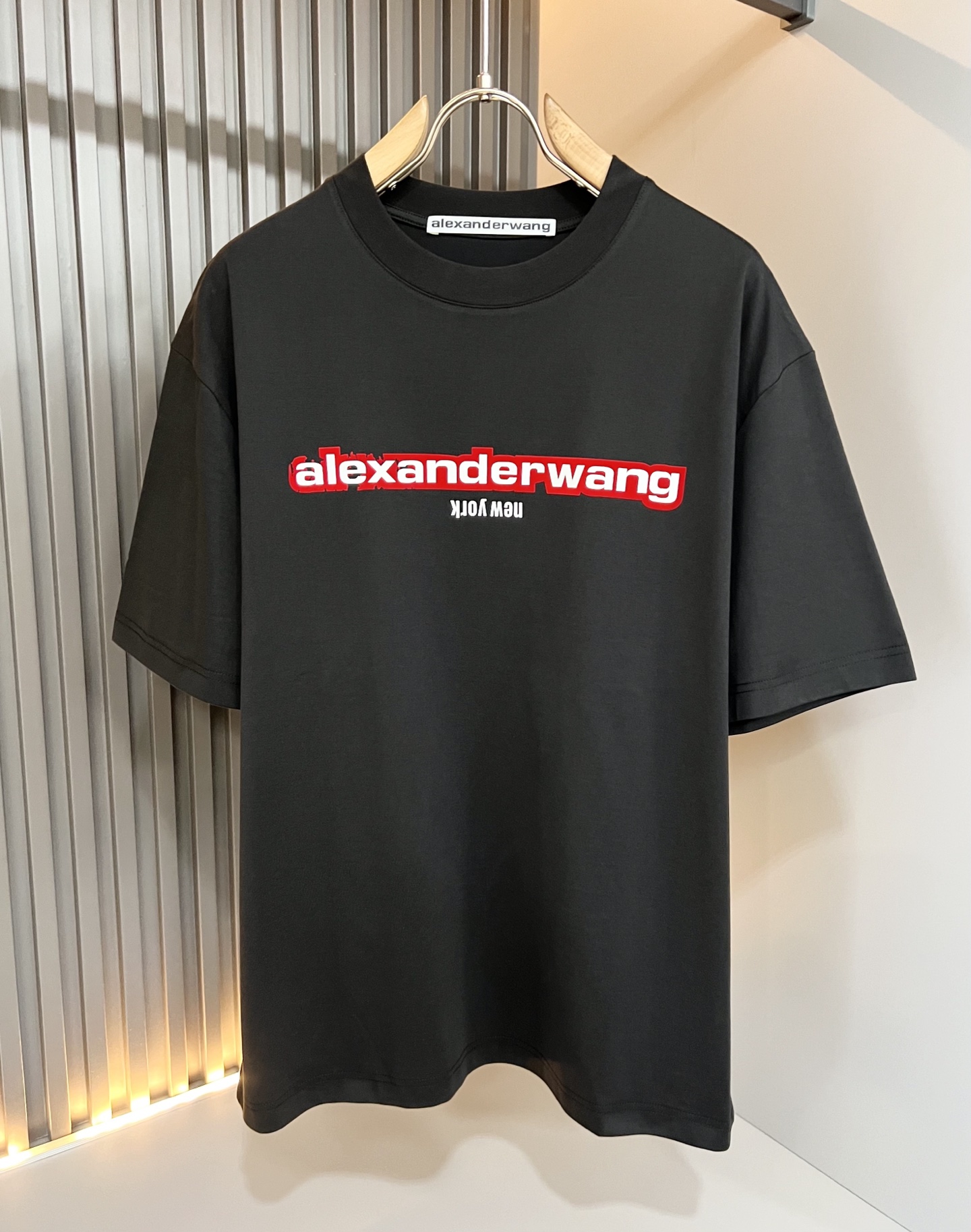 Alexander McQue*n亚历*大·麦昆 2026春夏款男女同款👫短袖T恤。欧洲区域限定发售，重