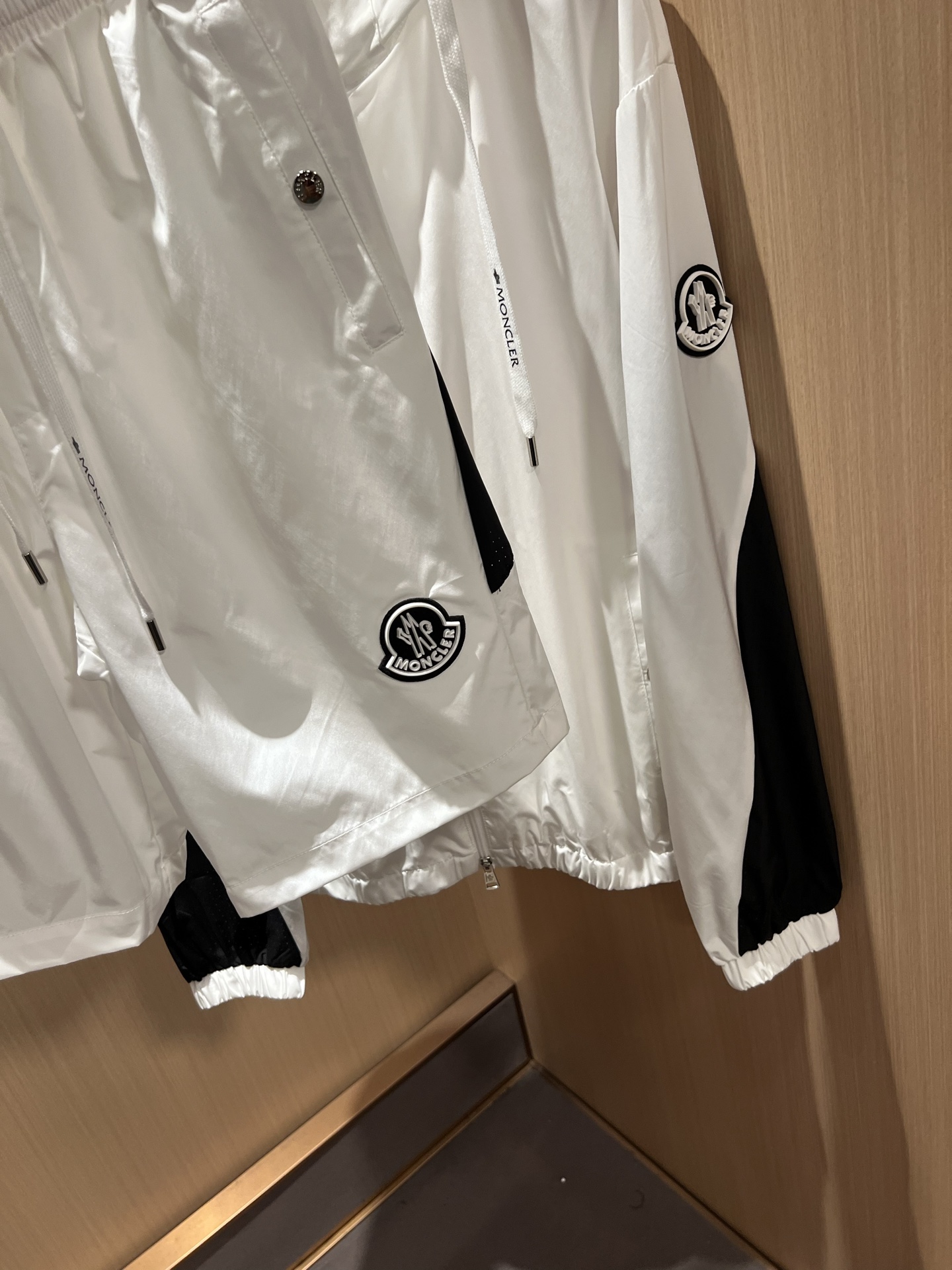 Moncler蒙家 2026春夏最新男女同款👫贸易订单休闲套装，全品相！！网红款！采用logo图案徽章设