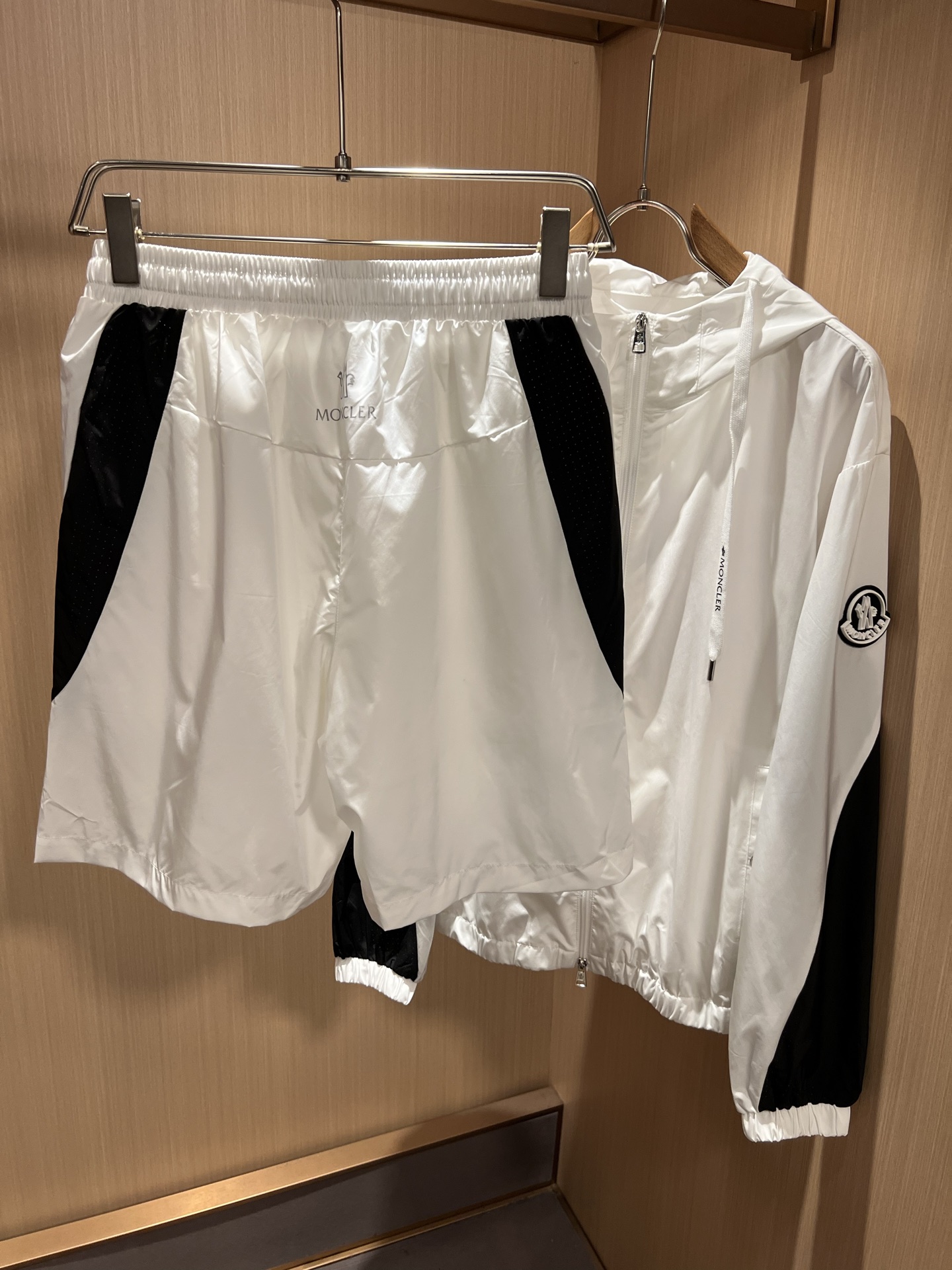 Moncler蒙家 2026春夏最新男女同款👫贸易订单休闲套装，全品相！！网红款！采用logo图案徽章设