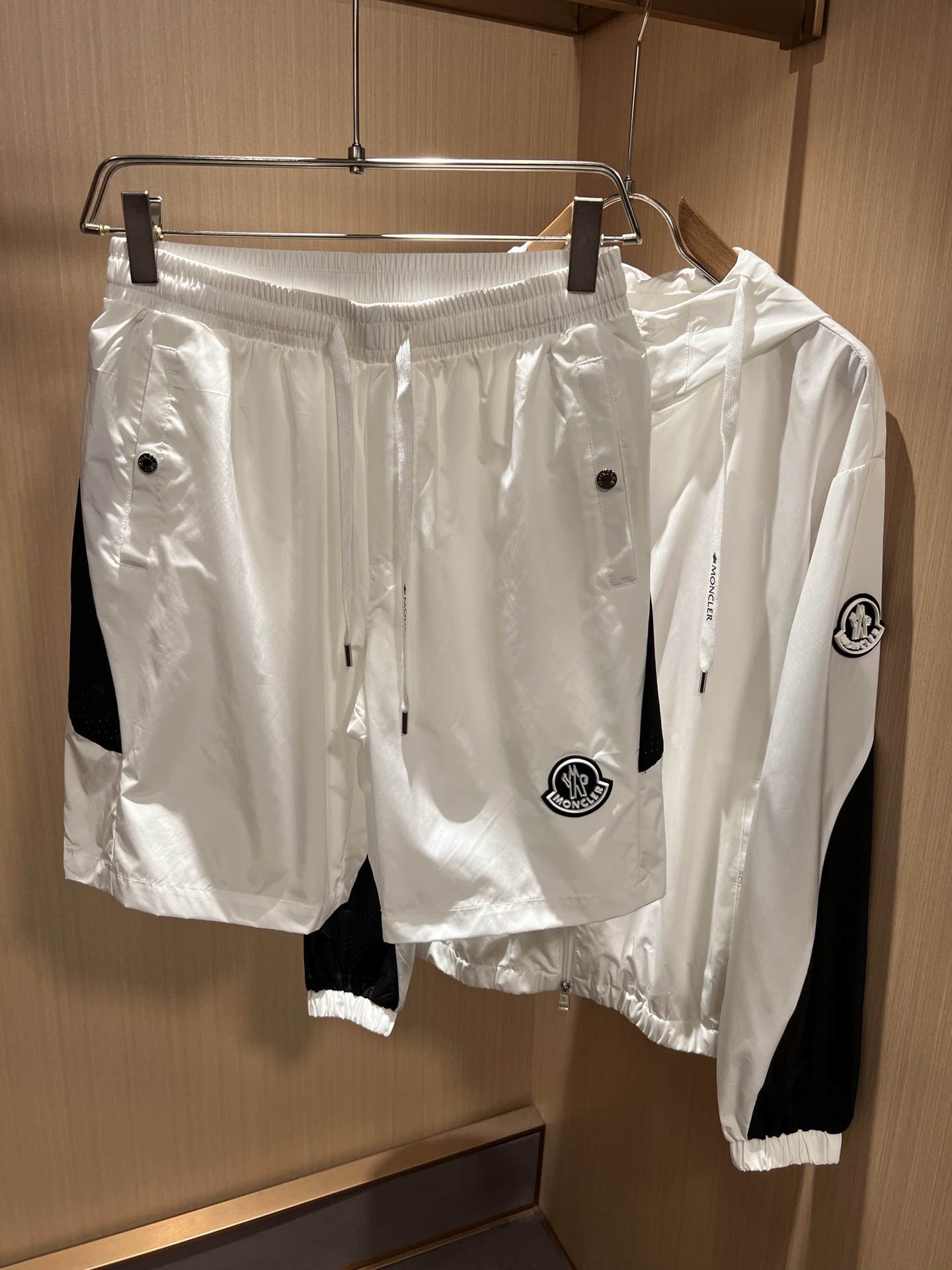 Moncler蒙家 2026春夏最新男女同款👫贸易订单休闲套装，全品相！！网红款！采用logo图案徽章设