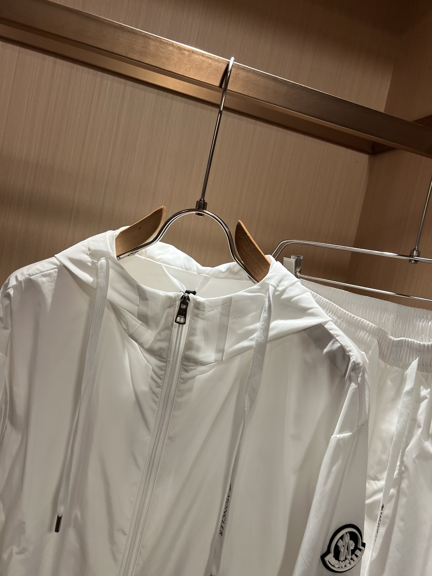 Moncler蒙家 2026春夏最新男女同款👫贸易订单休闲套装，全品相！！网红款！采用logo图案徽章设