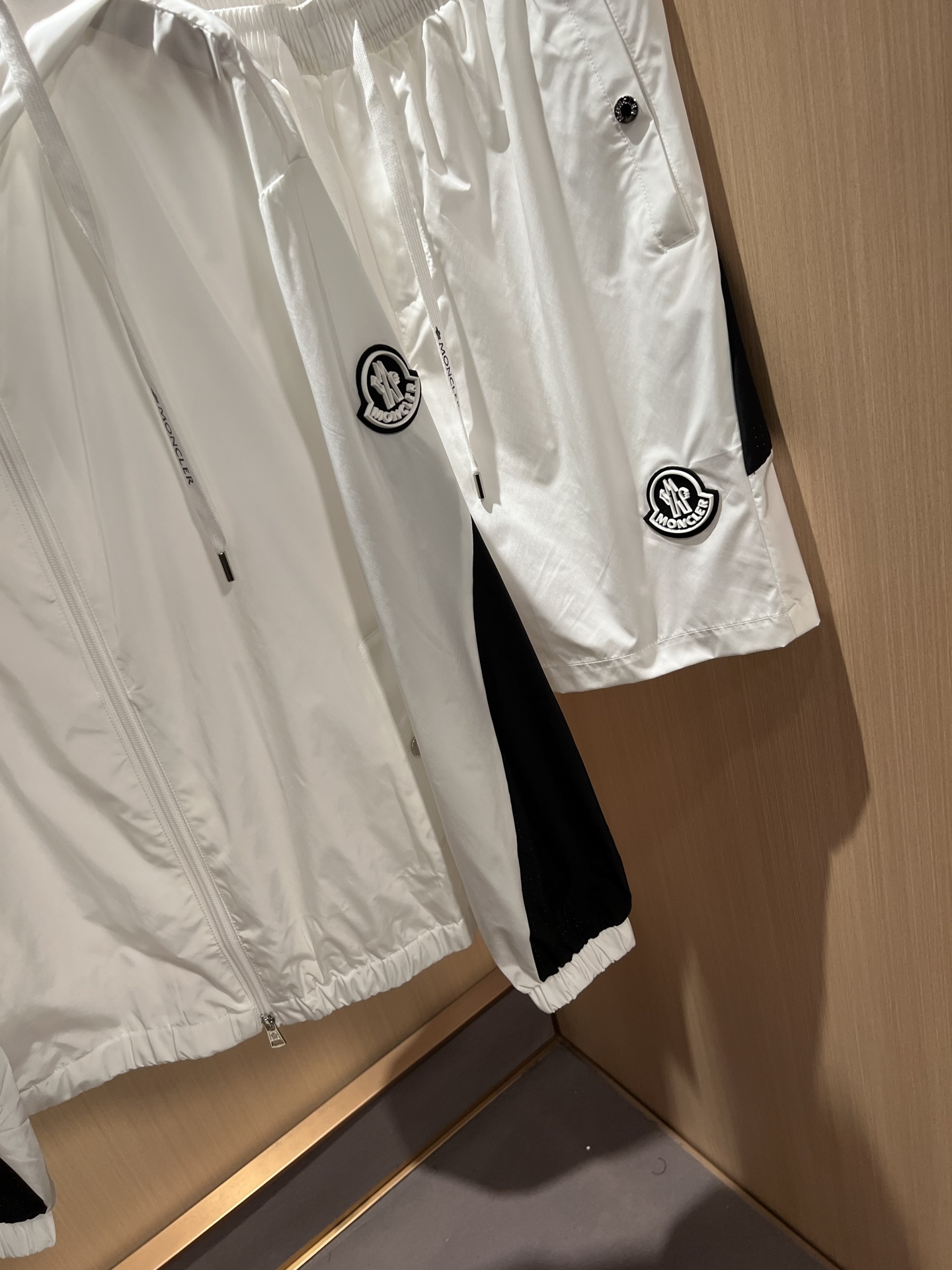 Moncler蒙家 2026春夏最新男女同款👫贸易订单休闲套装，全品相！！网红款！采用logo图案徽章设