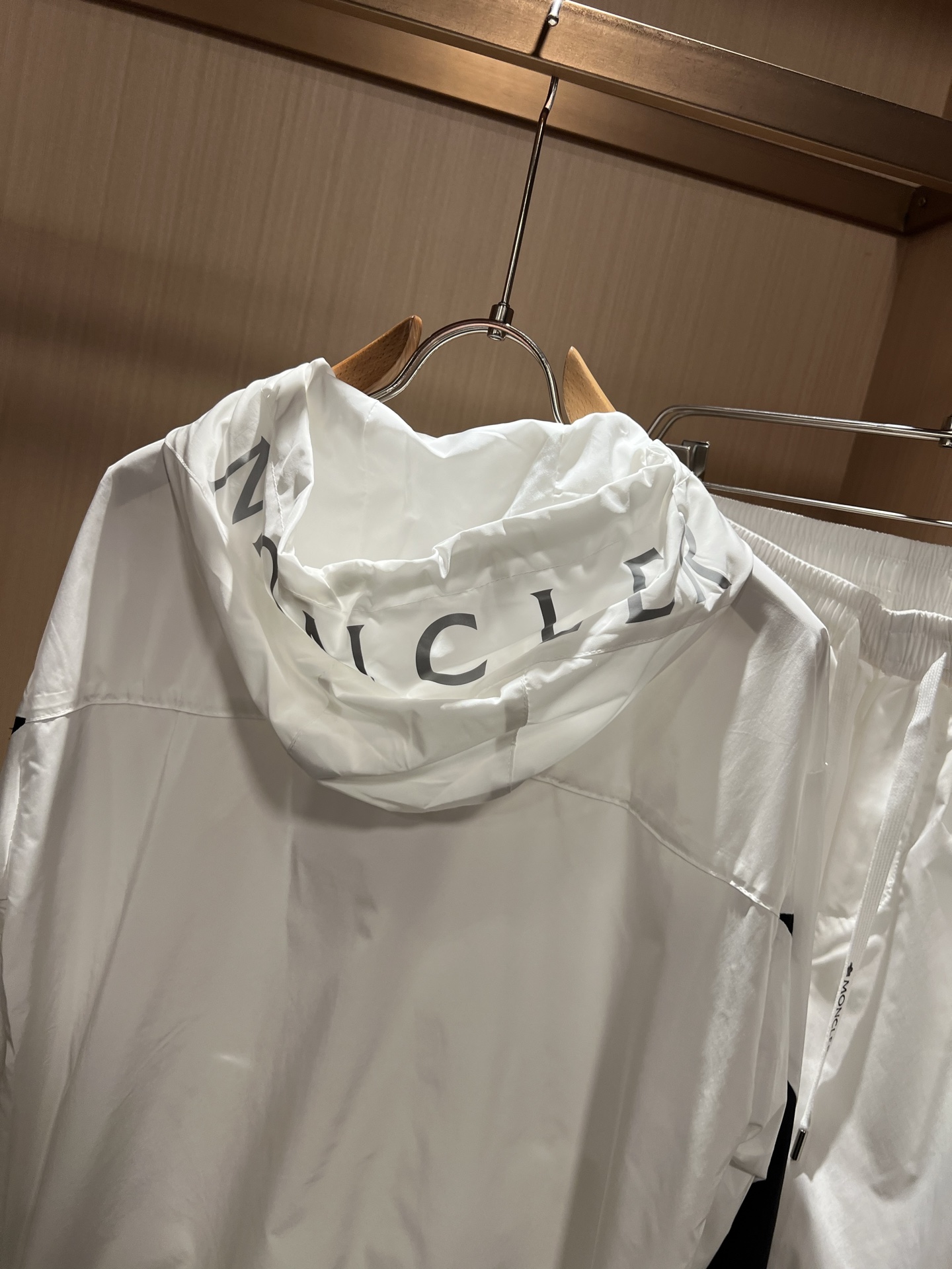 Moncler蒙家 2026春夏最新男女同款👫贸易订单休闲套装，全品相！！网红款！采用logo图案徽章设