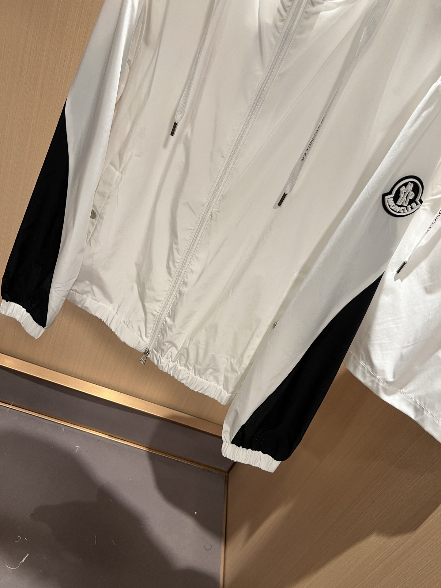 Moncler蒙家 2026春夏最新男女同款👫贸易订单休闲套装，全品相！！网红款！采用logo图案徽章设