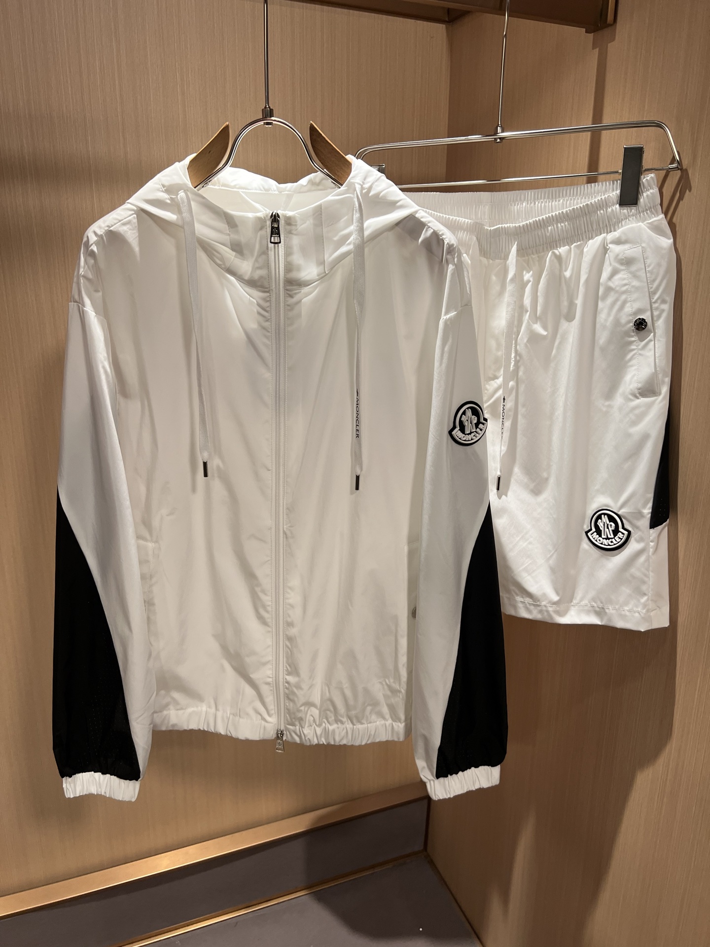 Moncler蒙家 2026春夏最新男女同款👫贸易订单休闲套装，全品相！！网红款！采用logo图案徽章设