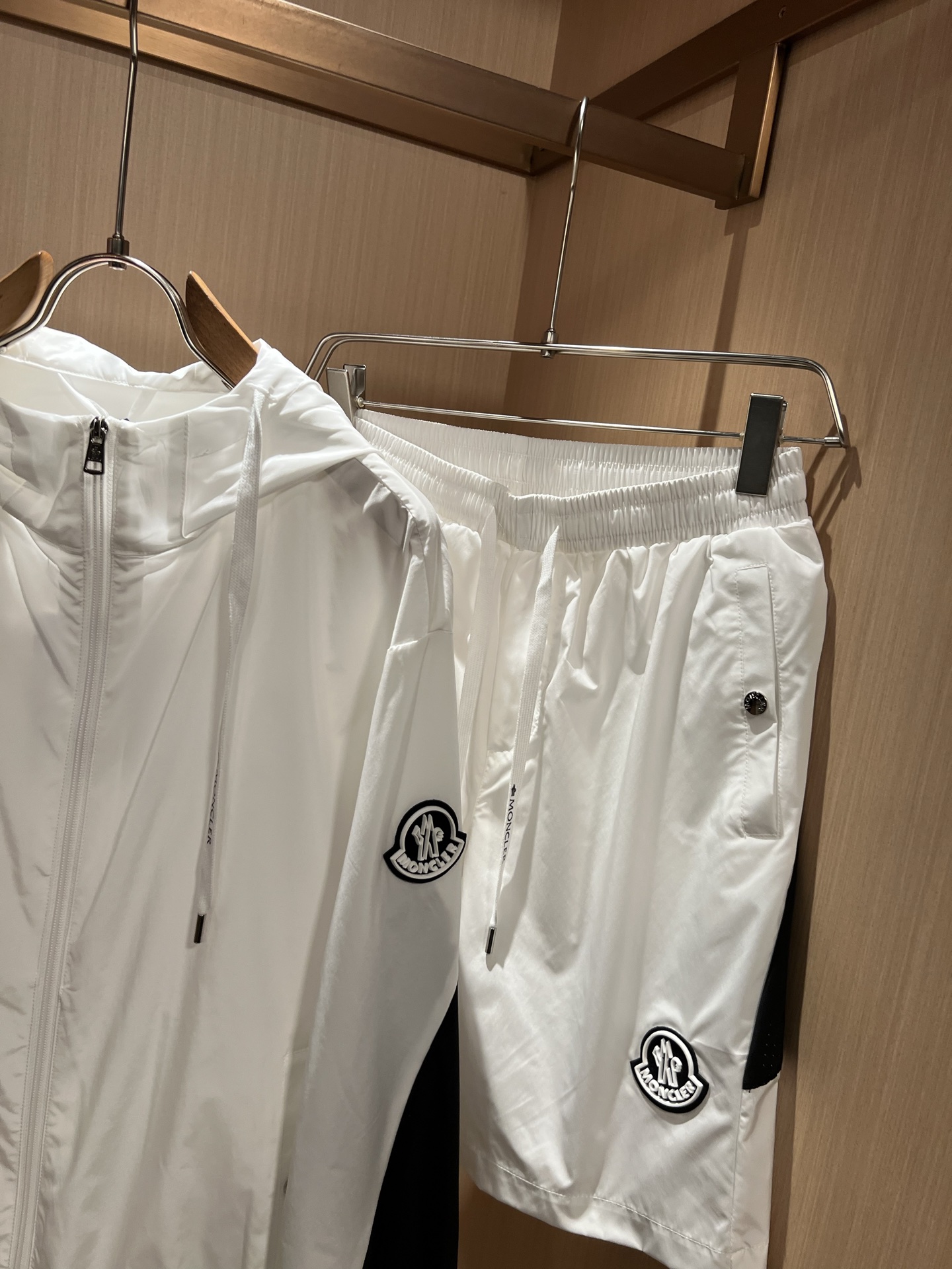 Moncler蒙家 2026春夏最新男女同款👫贸易订单休闲套装，全品相！！网红款！采用logo图案徽章设