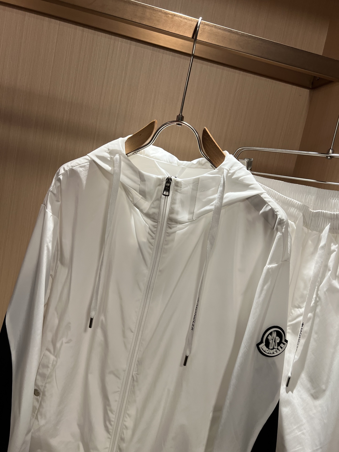 Moncler蒙家 2026春夏最新男女同款👫贸易订单休闲套装，全品相！！网红款！采用logo图案徽章设