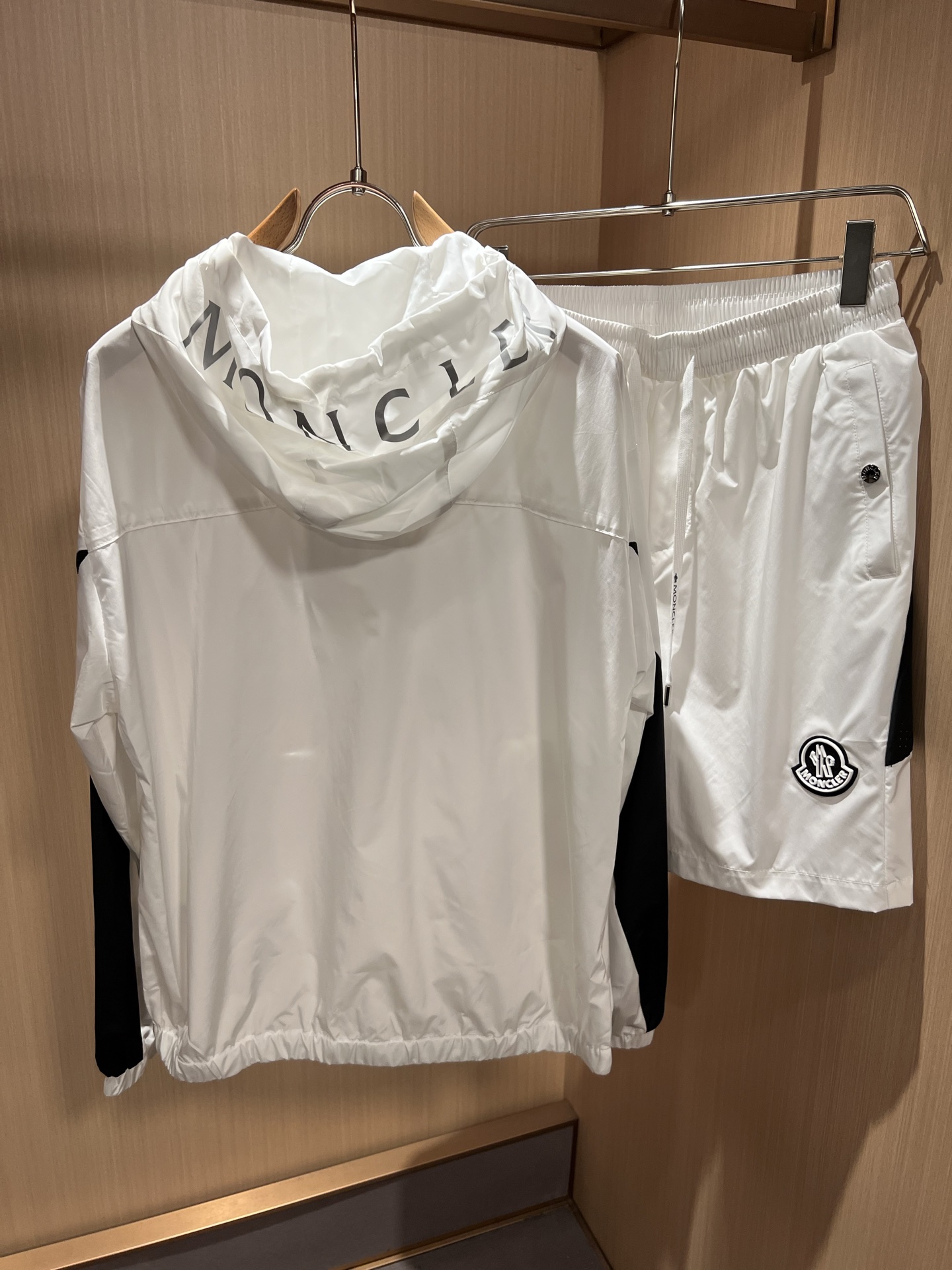 Moncler蒙家 2026春夏最新男女同款👫贸易订单休闲套装，全品相！！网红款！采用logo图案徽章设