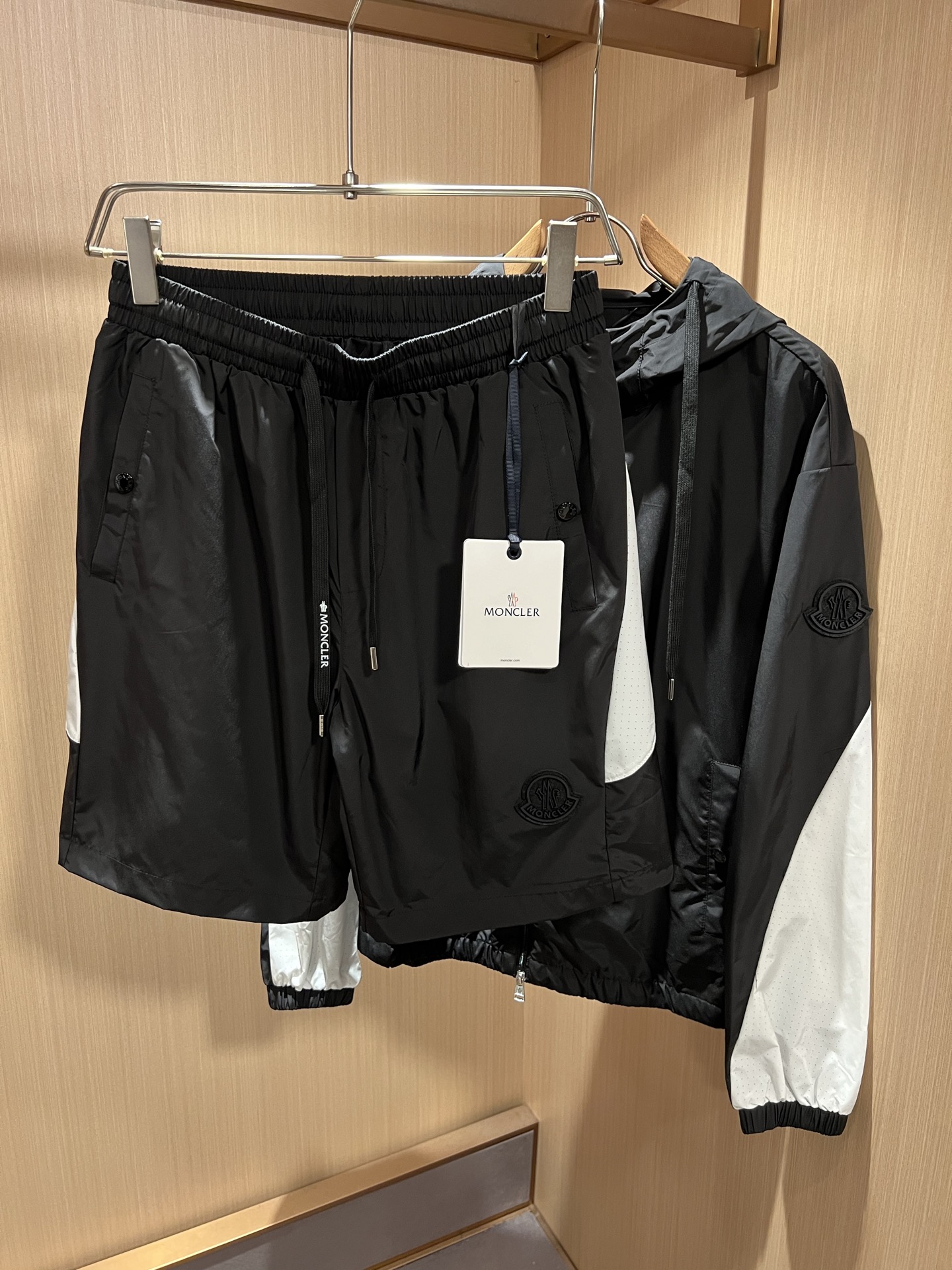 Moncler蒙家 2026春夏最新男女同款👫贸易订单休闲套装，全品相！！网红款！采用logo图案徽章设