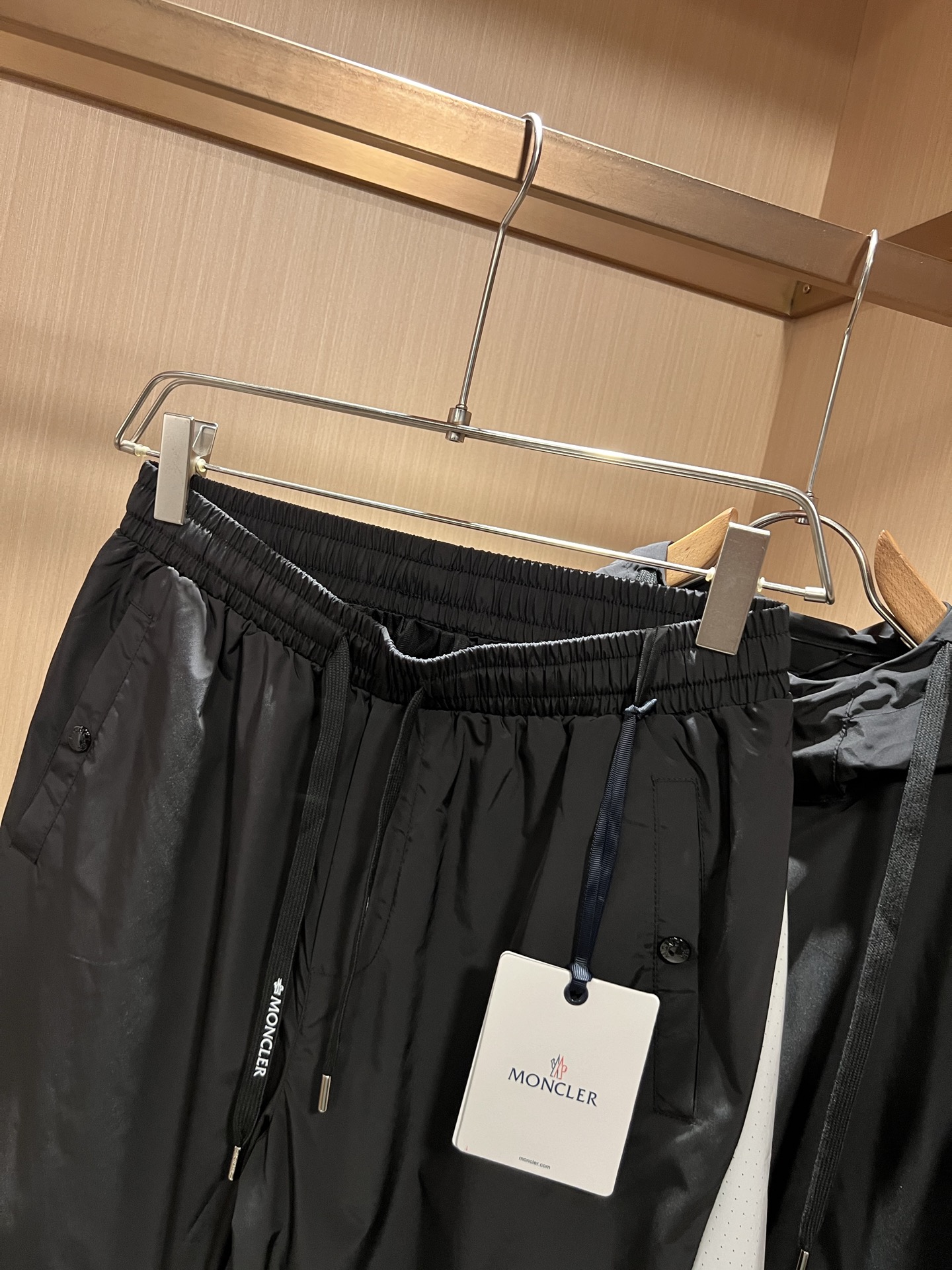 Moncler蒙家 2026春夏最新男女同款👫贸易订单休闲套装，全品相！！网红款！采用logo图案徽章设