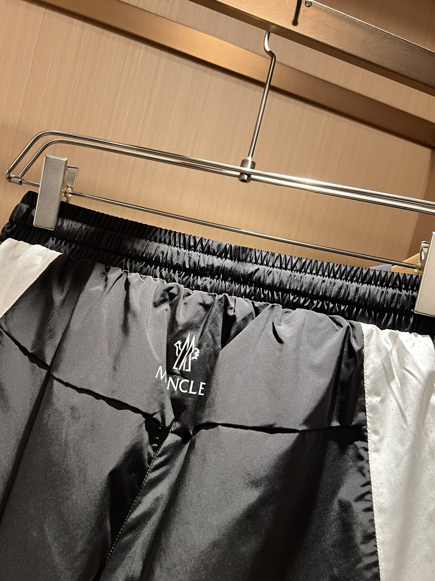 Moncler蒙家 2026春夏最新男女同款👫贸易订单休闲套装，全品相！！网红款！采用logo图案徽章设