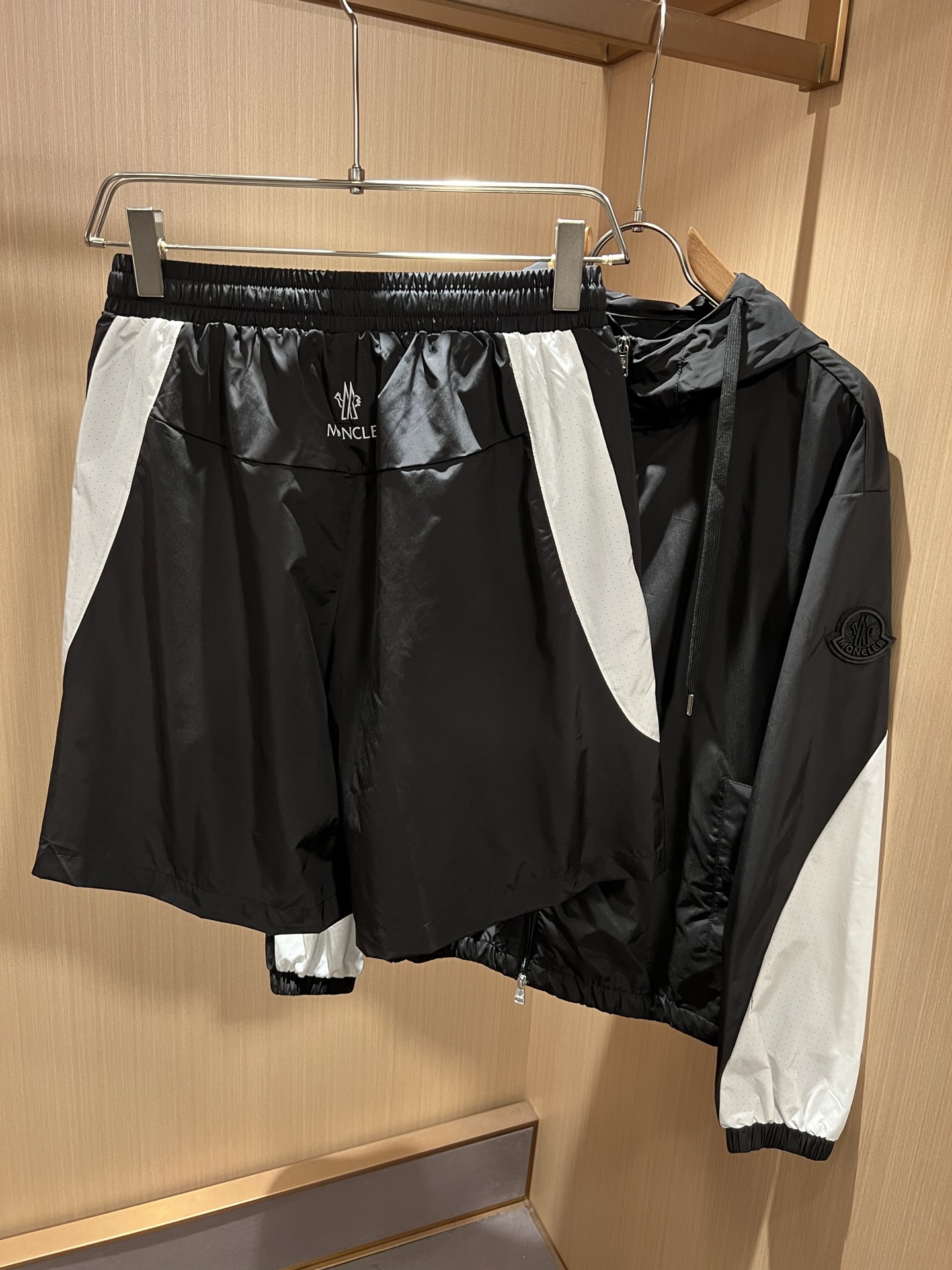 Moncler蒙家 2026春夏最新男女同款👫贸易订单休闲套装，全品相！！网红款！采用logo图案徽章设