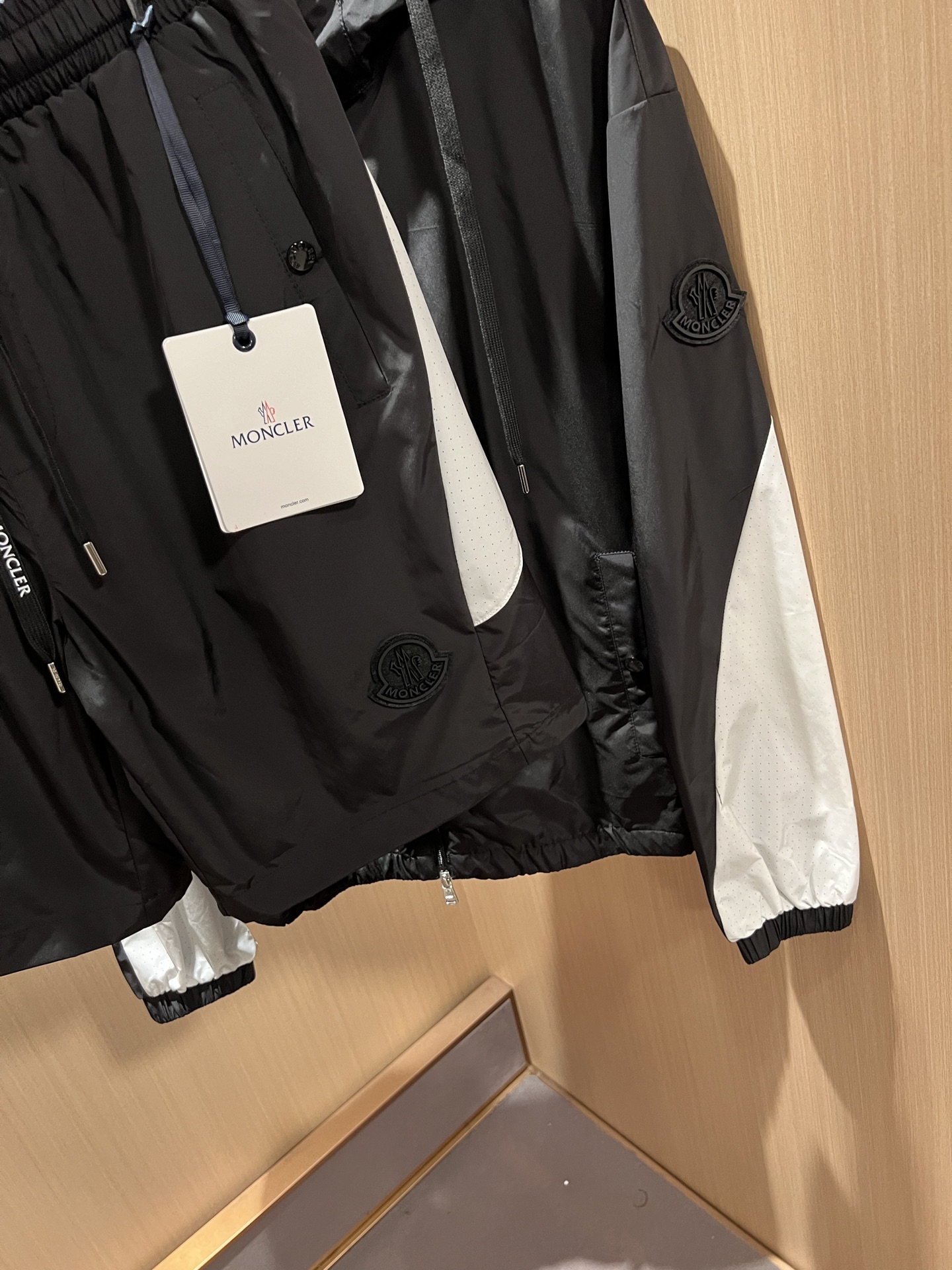 Moncler蒙家 2026春夏最新男女同款👫贸易订单休闲套装，全品相！！网红款！采用logo图案徽章设