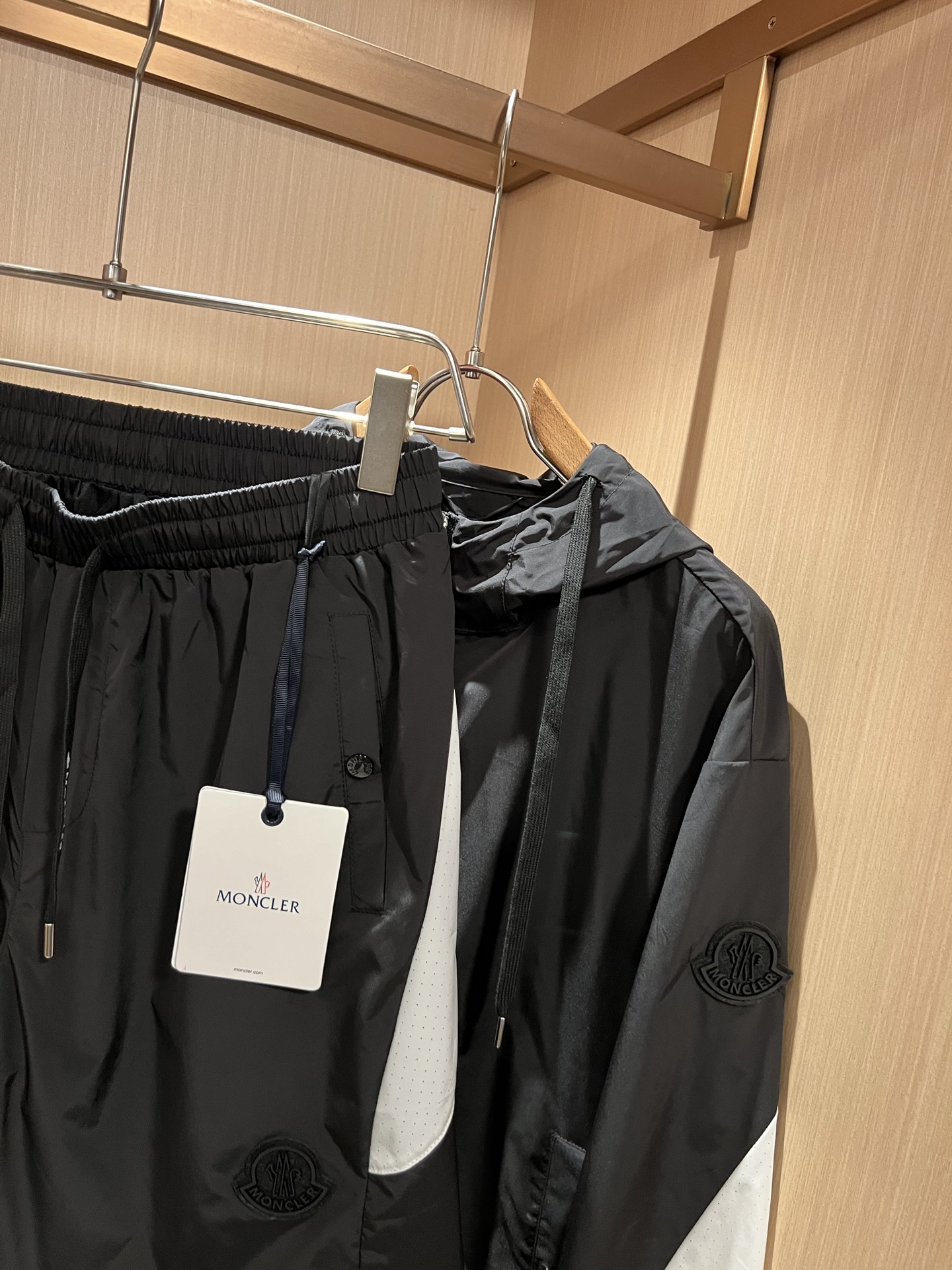 Moncler蒙家 2026春夏最新男女同款👫贸易订单休闲套装，全品相！！网红款！采用logo图案徽章设