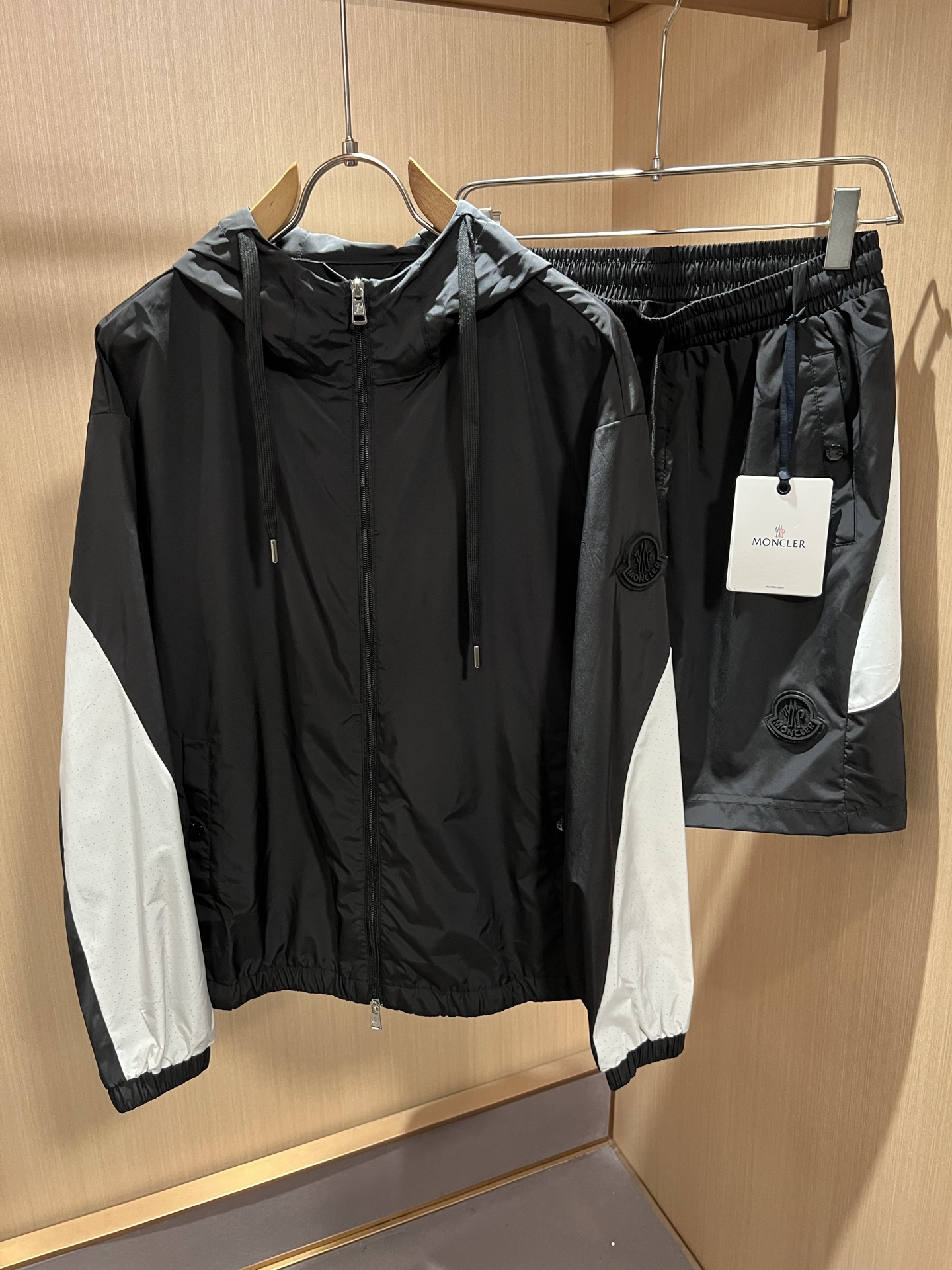 Moncler蒙家 2026春夏最新男女同款👫贸易订单休闲套装，全品相！！网红款！采用logo图案徽章设