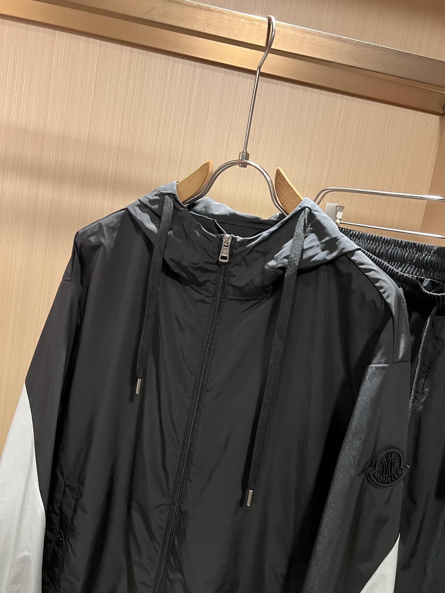 Moncler蒙家 2026春夏最新男女同款👫贸易订单休闲套装，全品相！！网红款！采用logo图案徽章设