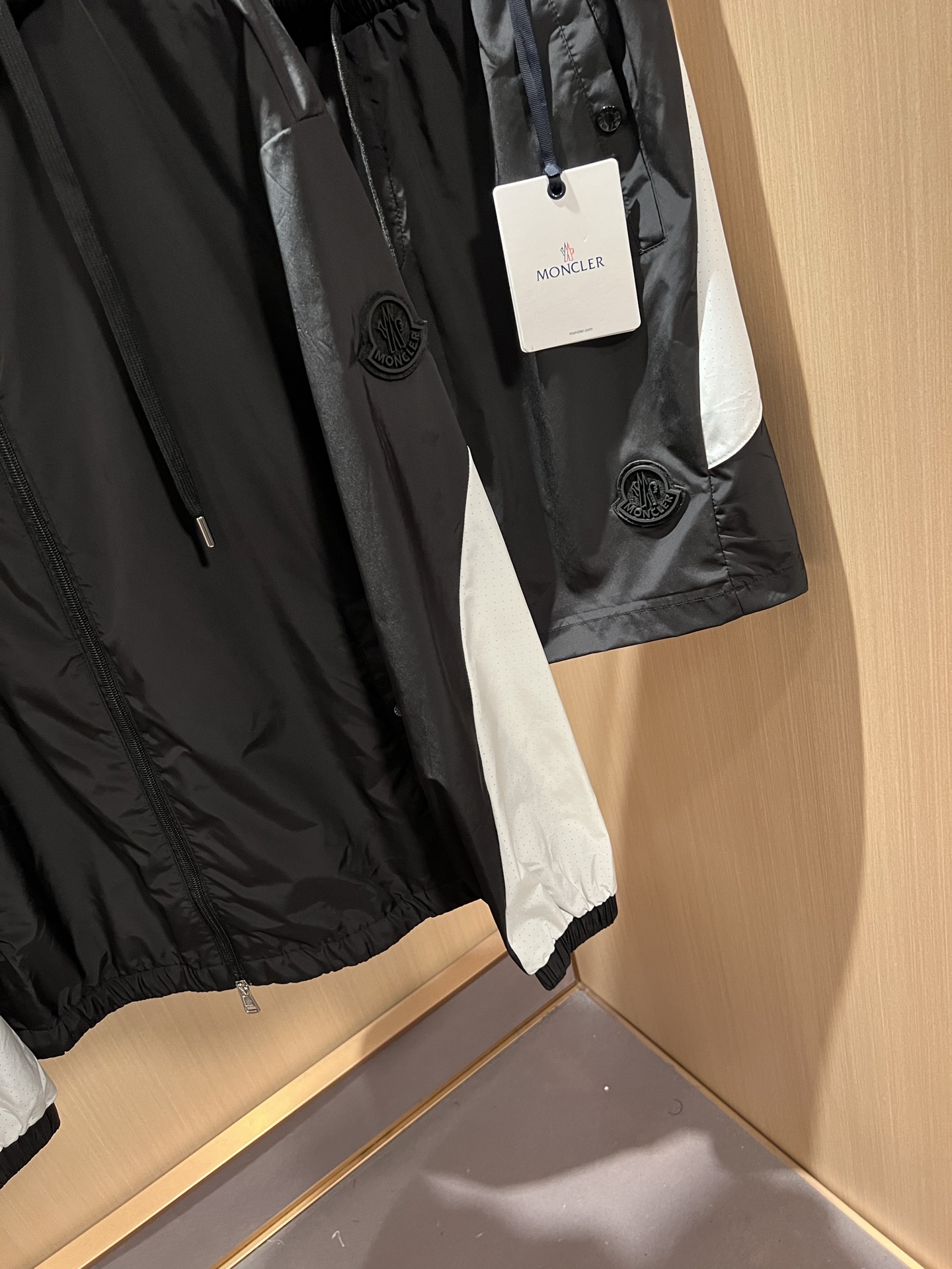 Moncler蒙家 2026春夏最新男女同款👫贸易订单休闲套装，全品相！！网红款！采用logo图案徽章设