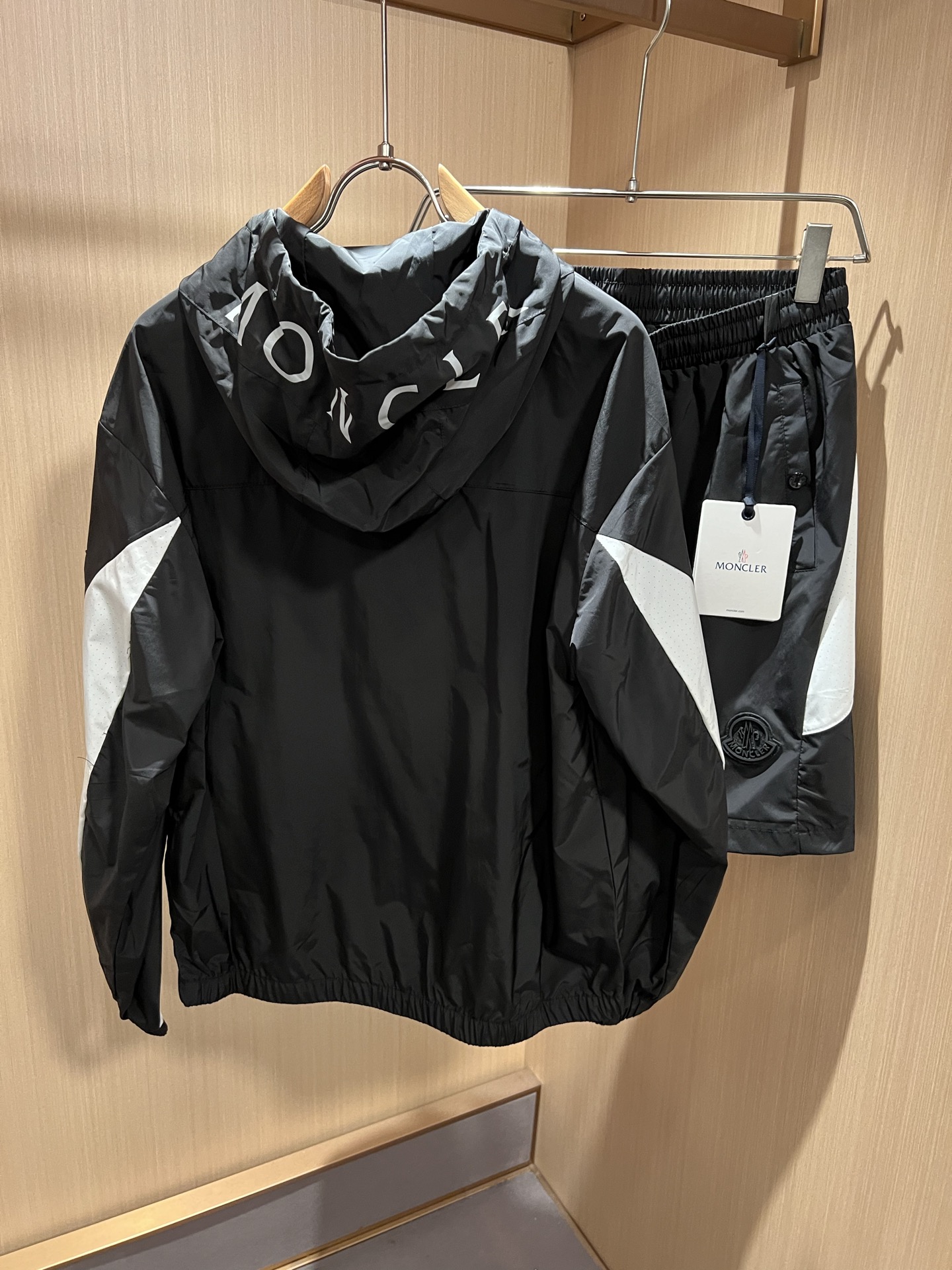 Moncler蒙家 2026春夏最新男女同款👫贸易订单休闲套装，全品相！！网红款！采用logo图案徽章设