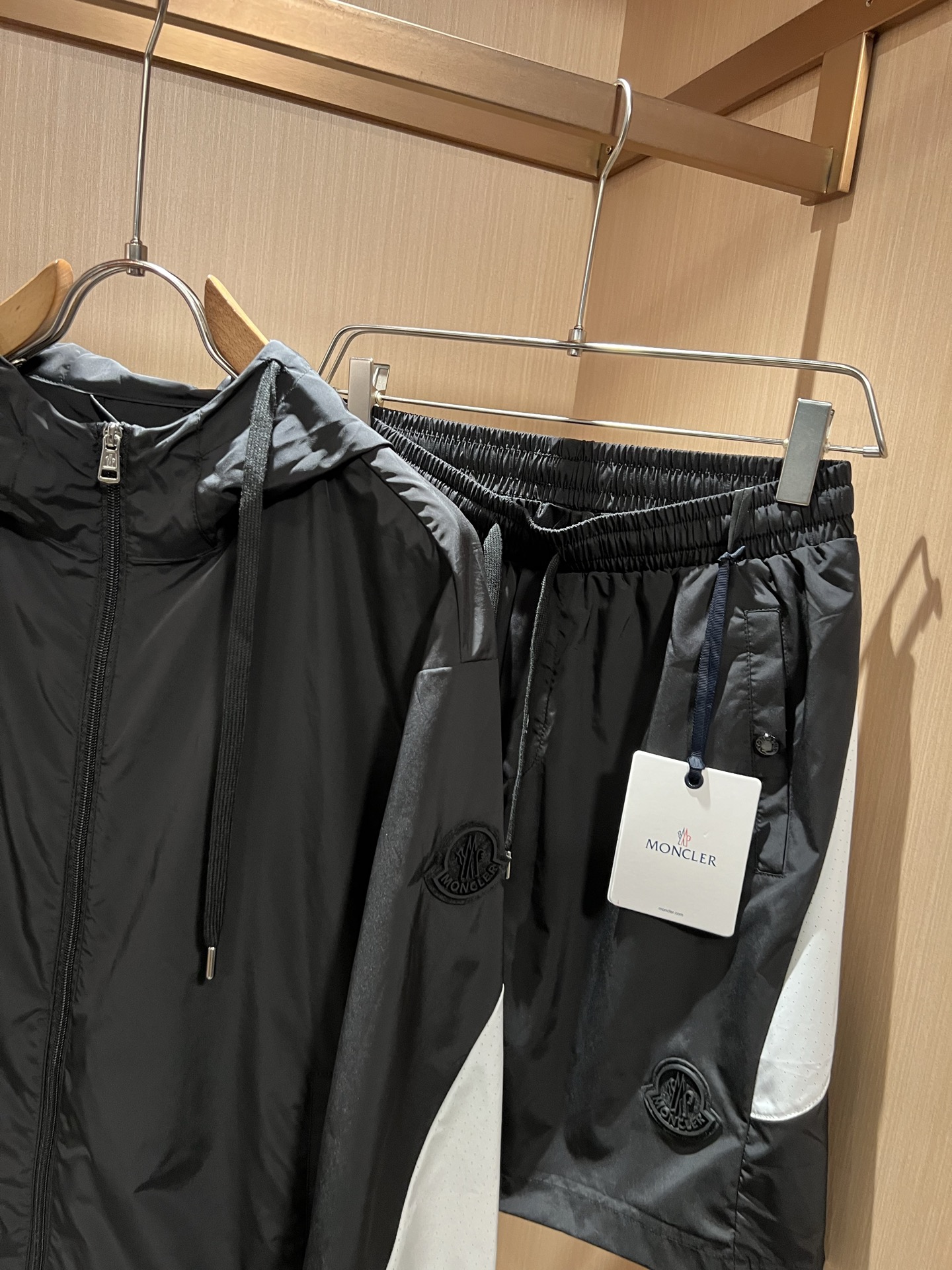 Moncler蒙家 2026春夏最新男女同款👫贸易订单休闲套装，全品相！！网红款！采用logo图案徽章设