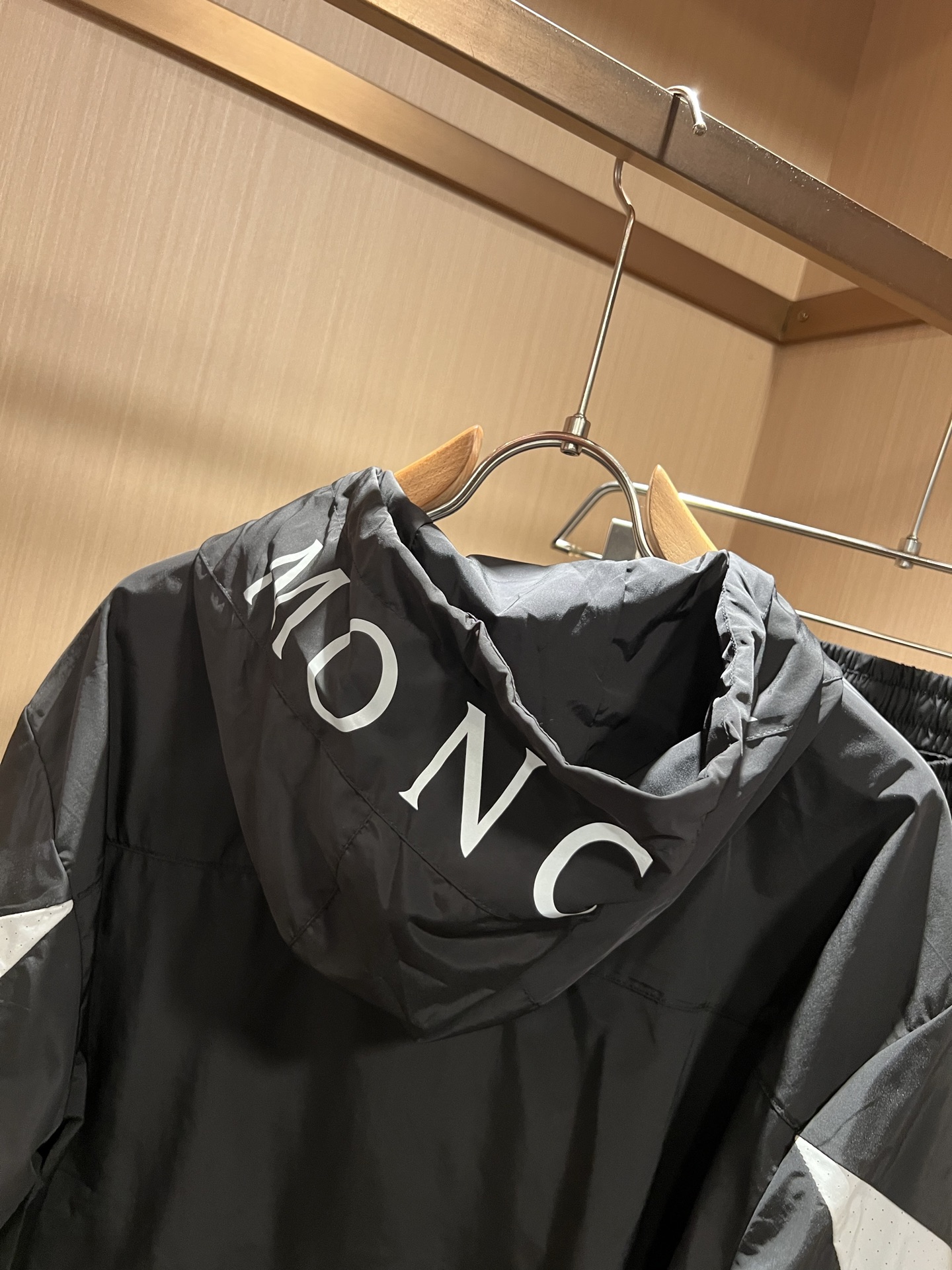 Moncler蒙家 2026春夏最新男女同款👫贸易订单休闲套装，全品相！！网红款！采用logo图案徽章设