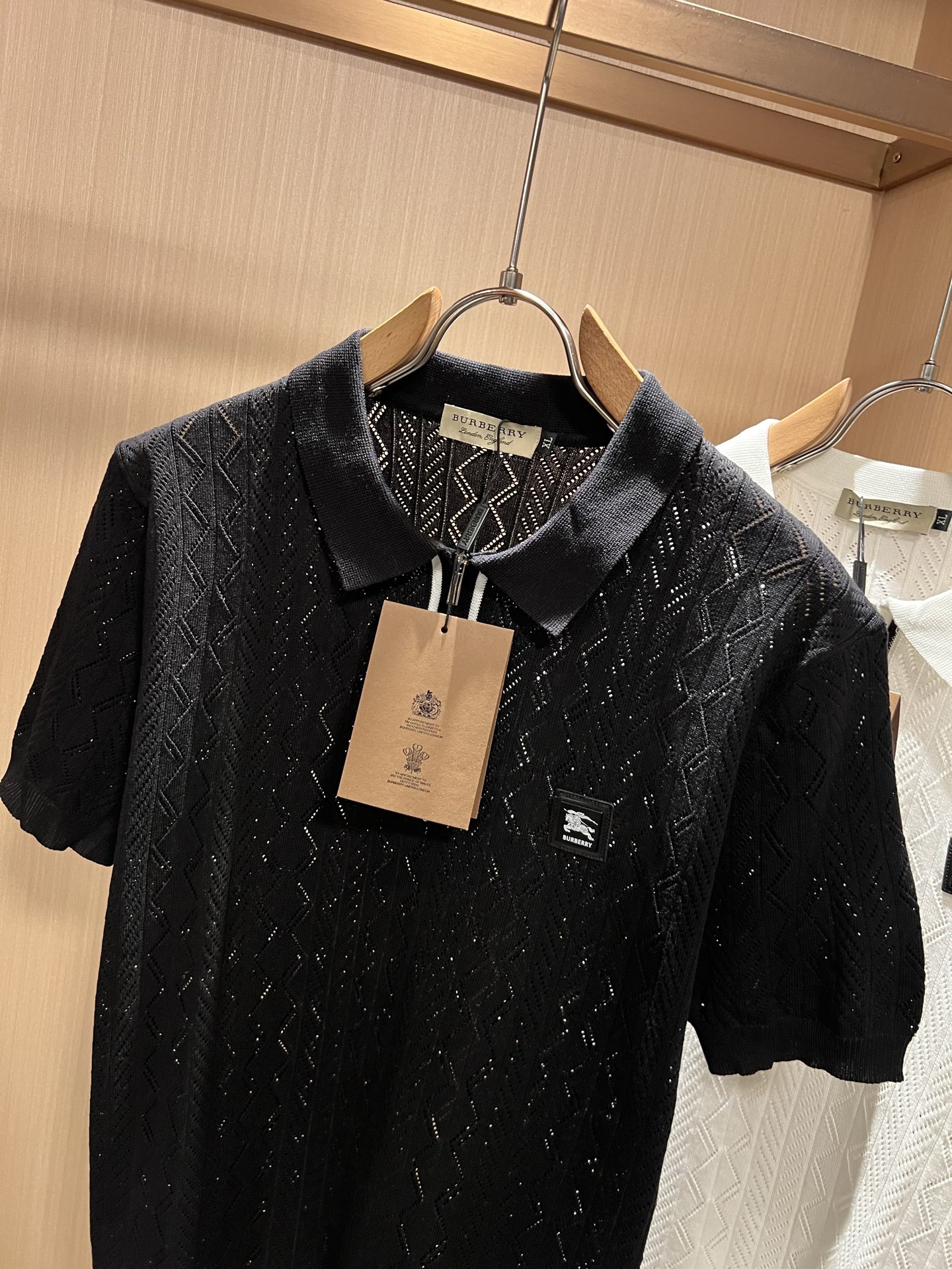 Bur*erry 巴*莉 2026春夏新款男士顶级翻领针织短袖T恤，品牌最新设计元素！既不单调也不复杂,