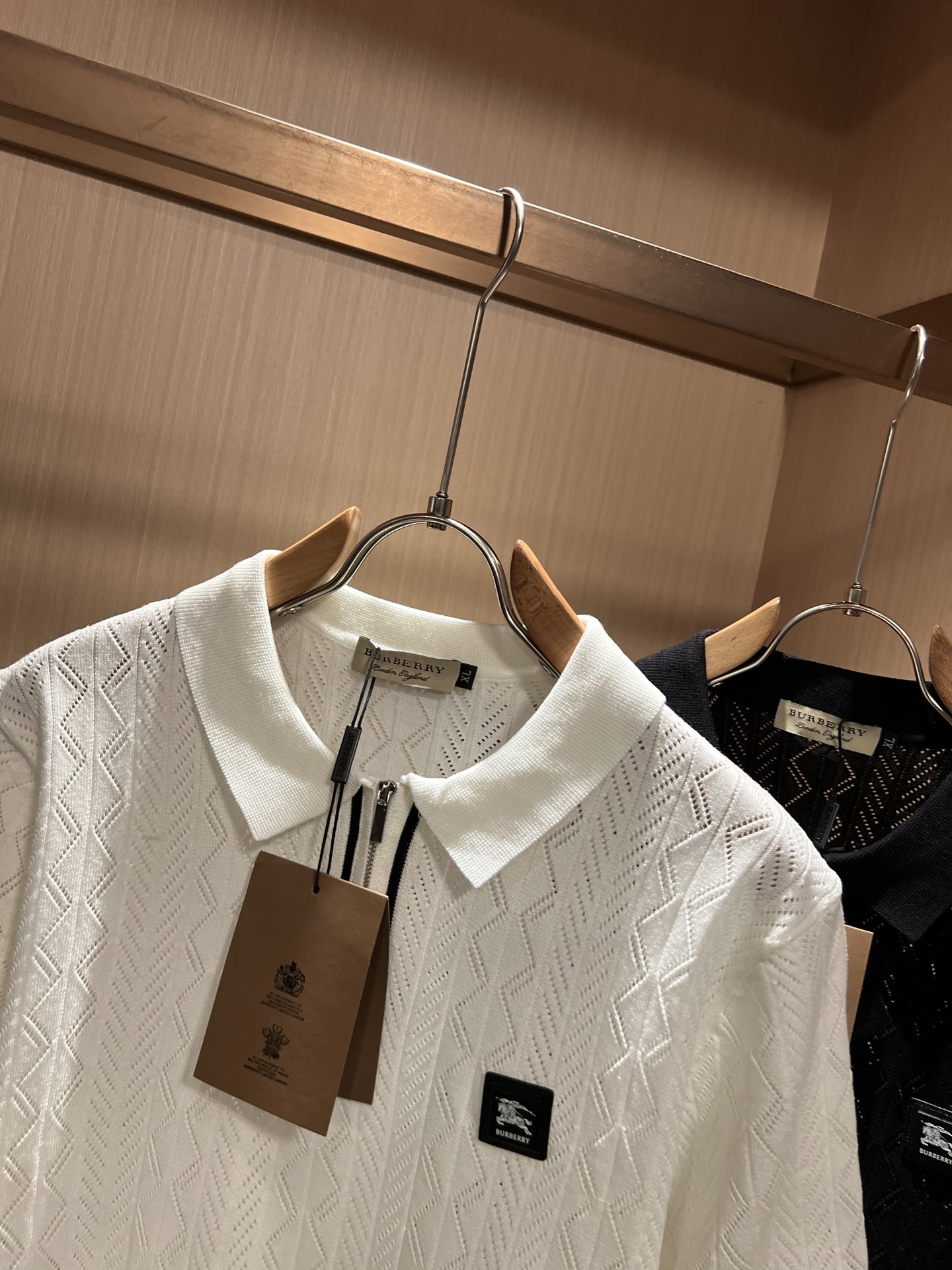 Bur*erry 巴*莉 2026春夏新款男士顶级翻领针织短袖T恤，品牌最新设计元素！既不单调也不复杂,