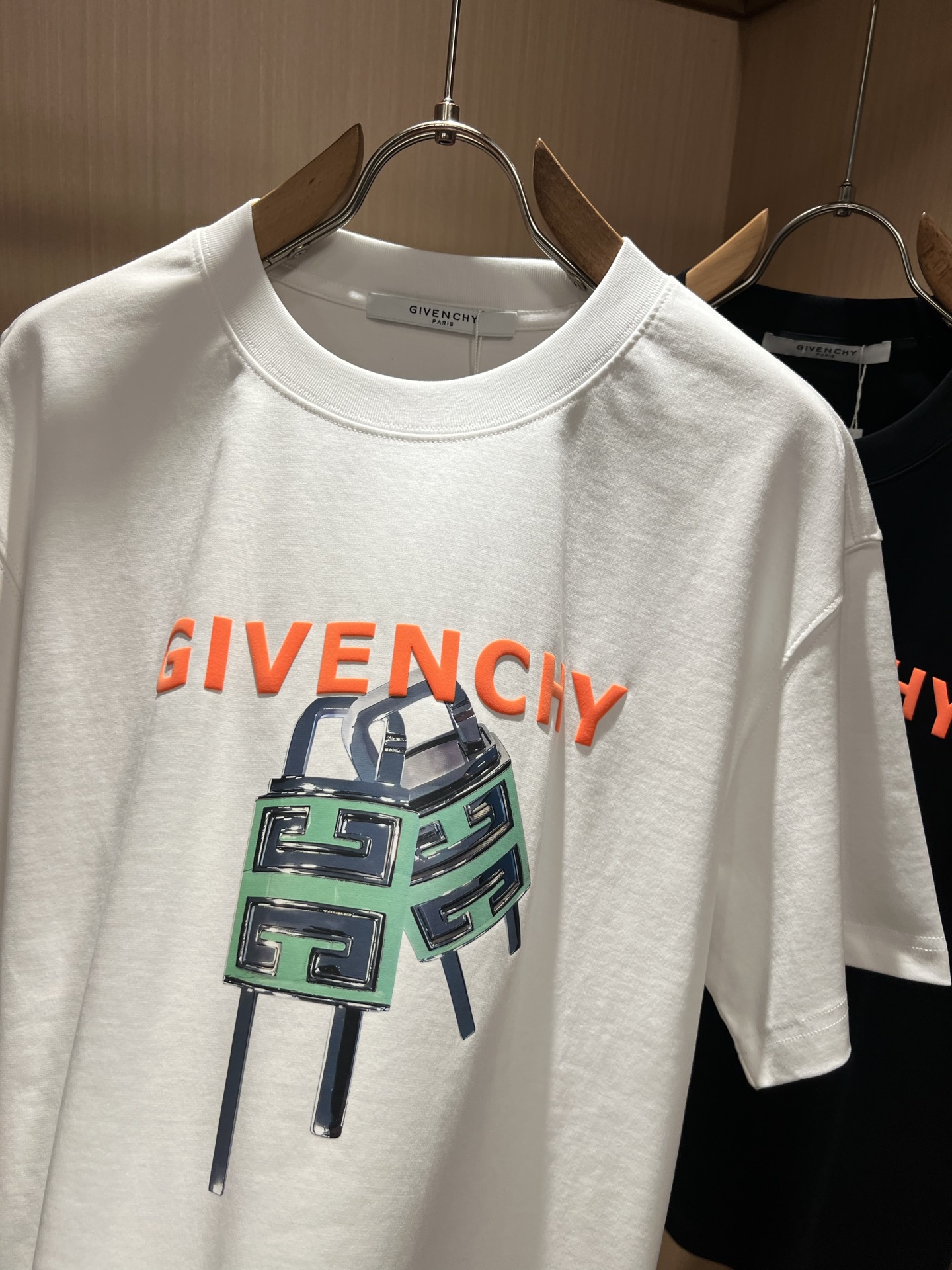 Giv*chy/纪*希2026春夏新款男女同款👫短袖T恤，主创时尚注入了全新时尚能量。通过探索各种题材和