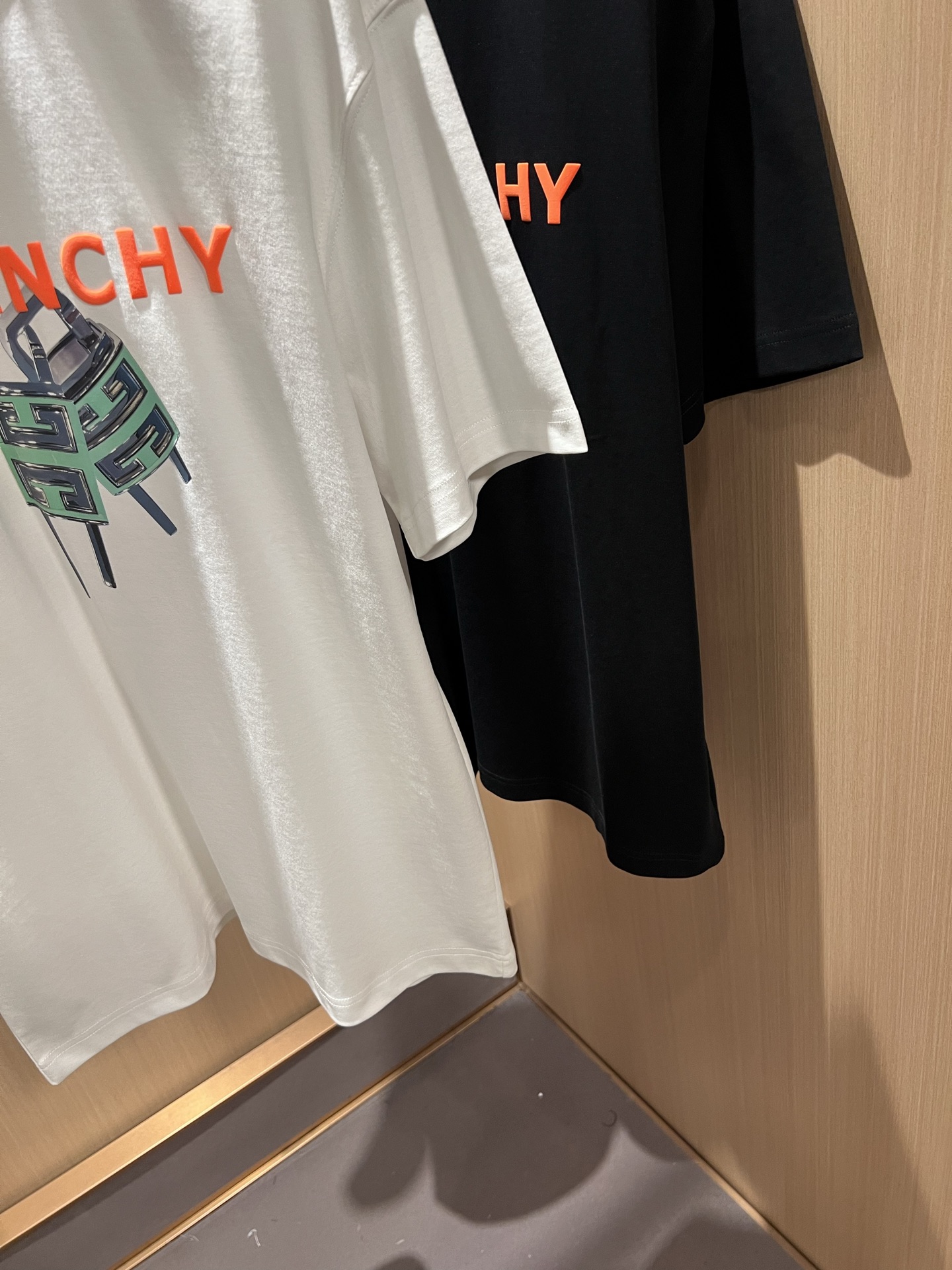 Giv*chy/纪*希2026春夏新款男女同款👫短袖T恤，主创时尚注入了全新时尚能量。通过探索各种题材和